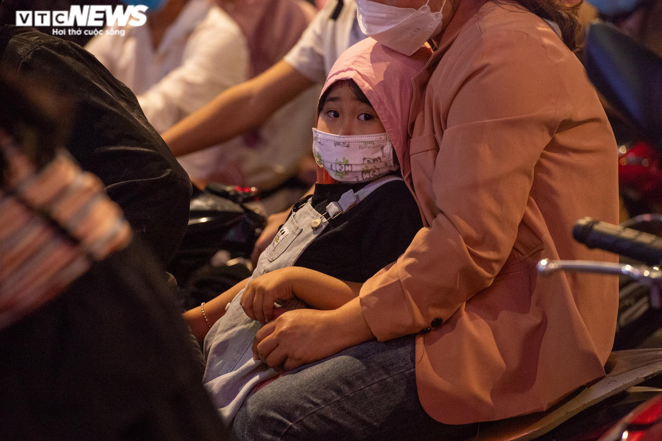 Ảnh: Vạn người đổ về xem pháo hoa, giao thông ở TP Việt Trì tắc nghẽn kéo dài - 6