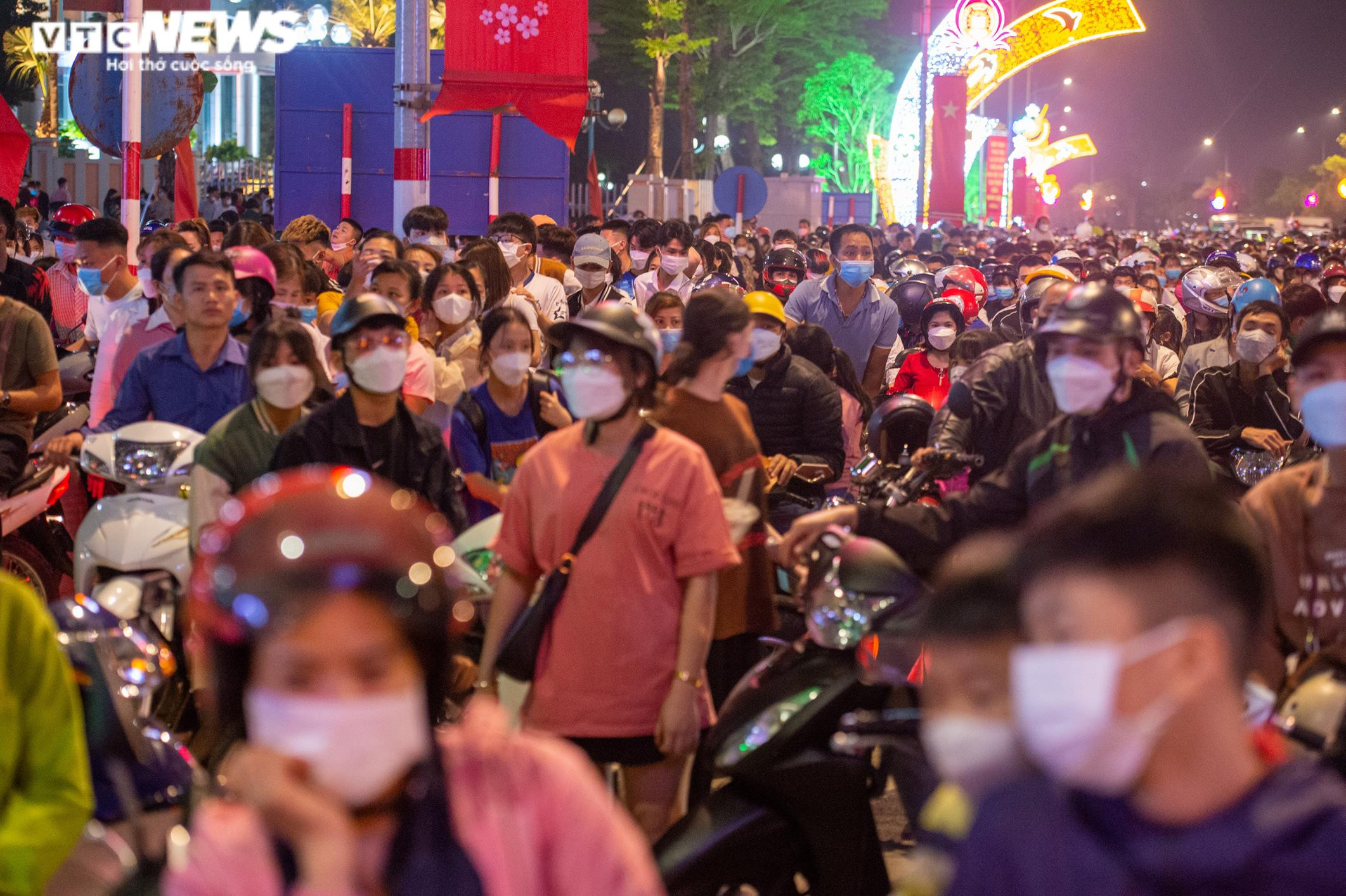 Ảnh: Vạn người đổ về xem pháo hoa, giao thông ở TP Việt Trì tắc nghẽn kéo dài - 4