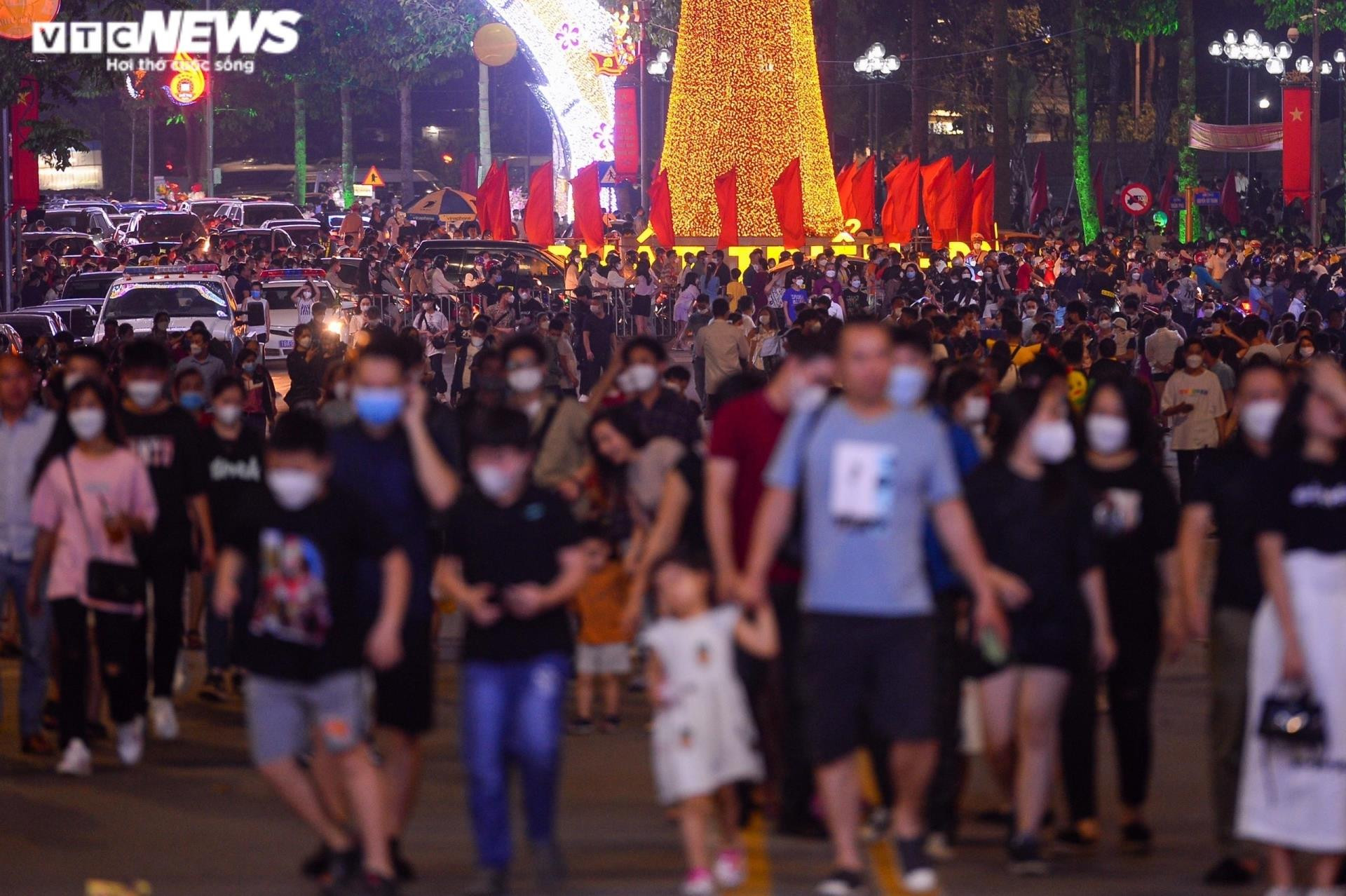 Ảnh: Vạn người đổ về xem pháo hoa, giao thông ở TP Việt Trì tắc nghẽn kéo dài - 1