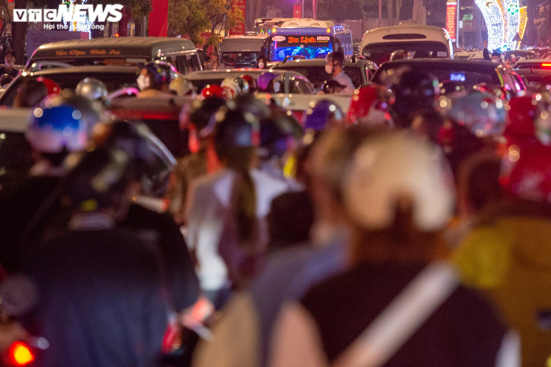 Ảnh: Vạn người đổ về xem pháo hoa, giao thông ở TP Việt Trì tắc nghẽn kéo dài - 5