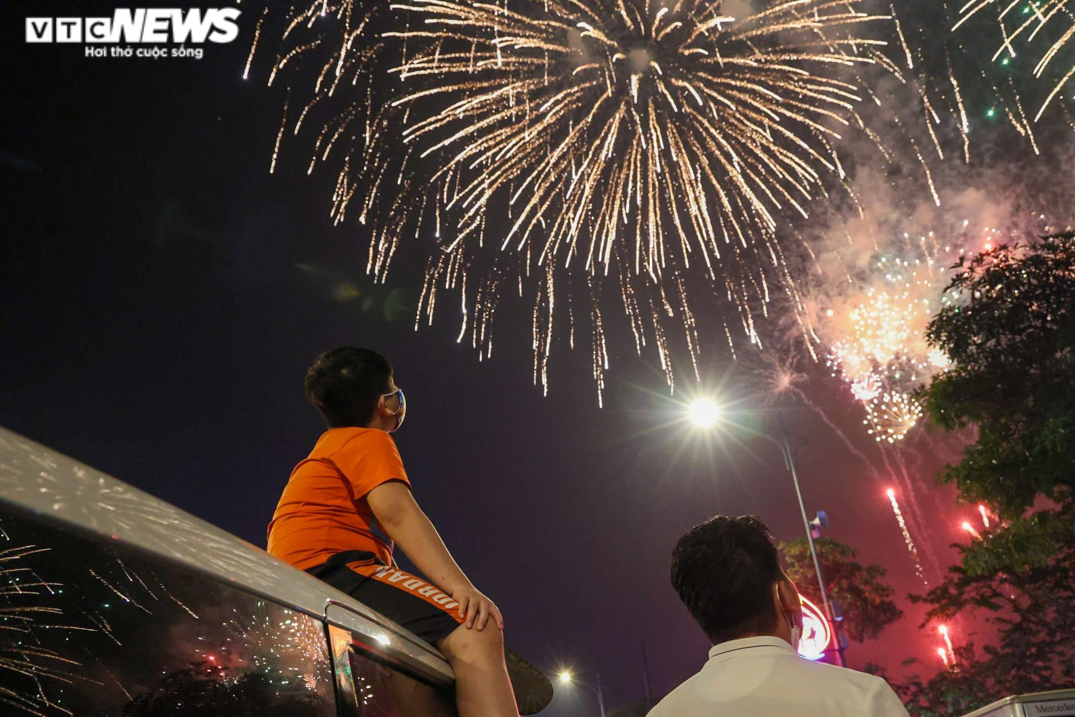 Ảnh: Vạn người đổ về xem pháo hoa, giao thông ở TP Việt Trì tắc nghẽn kéo dài - 11
