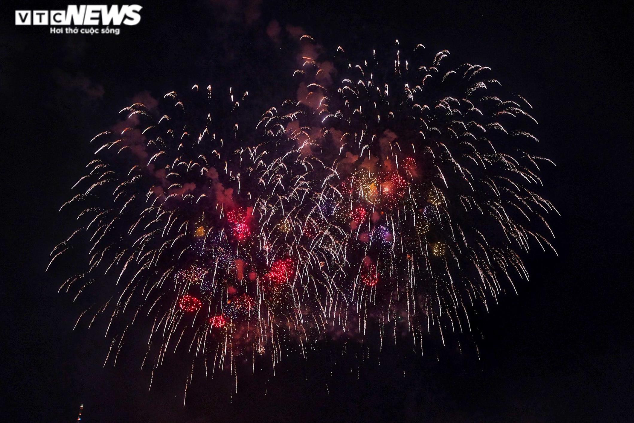 Ảnh: Vạn người đổ về xem pháo hoa, giao thông ở TP Việt Trì tắc nghẽn kéo dài - 12