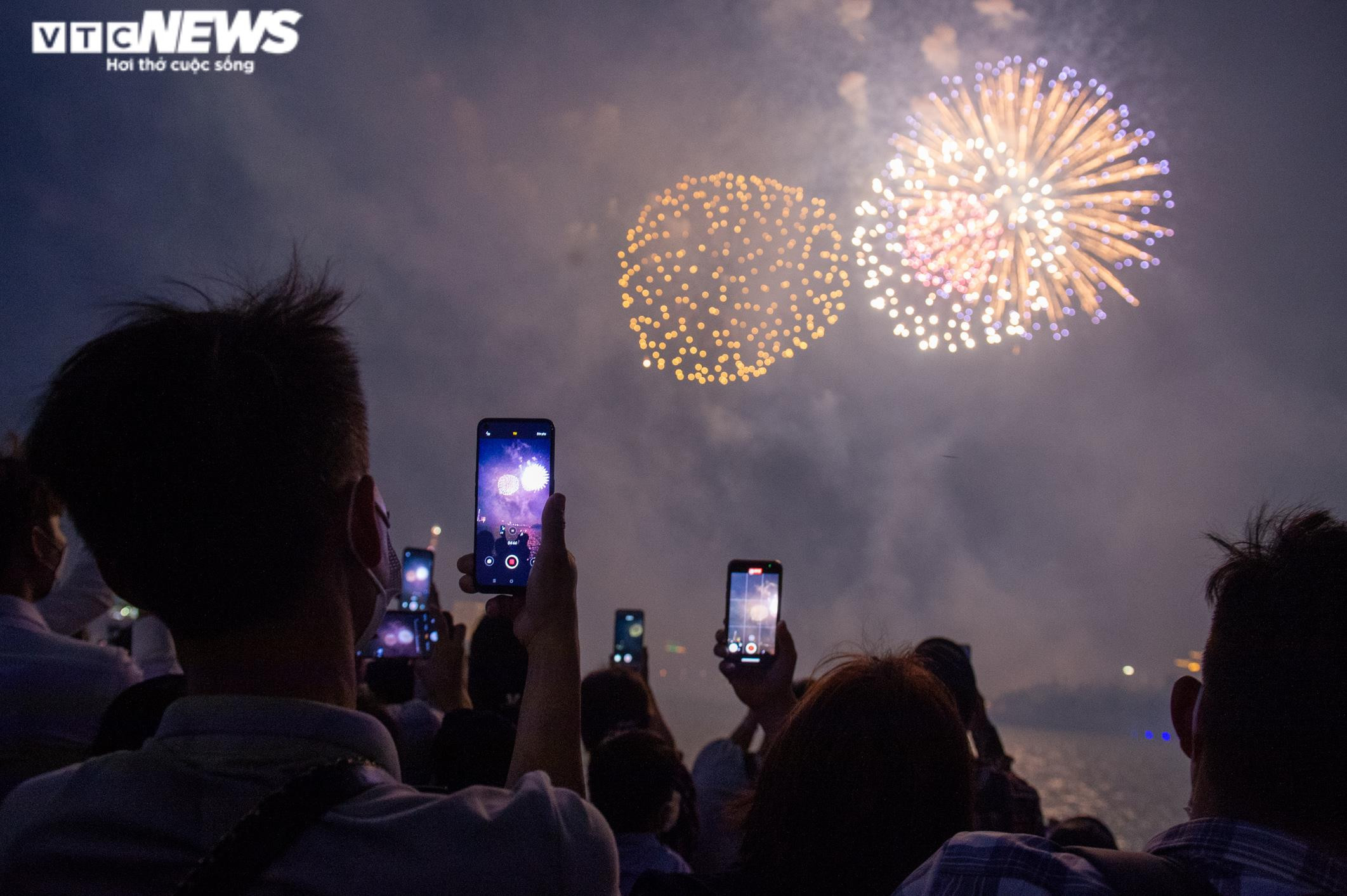 Ảnh: Vạn người đổ về xem pháo hoa, giao thông ở TP Việt Trì tắc nghẽn kéo dài - 10