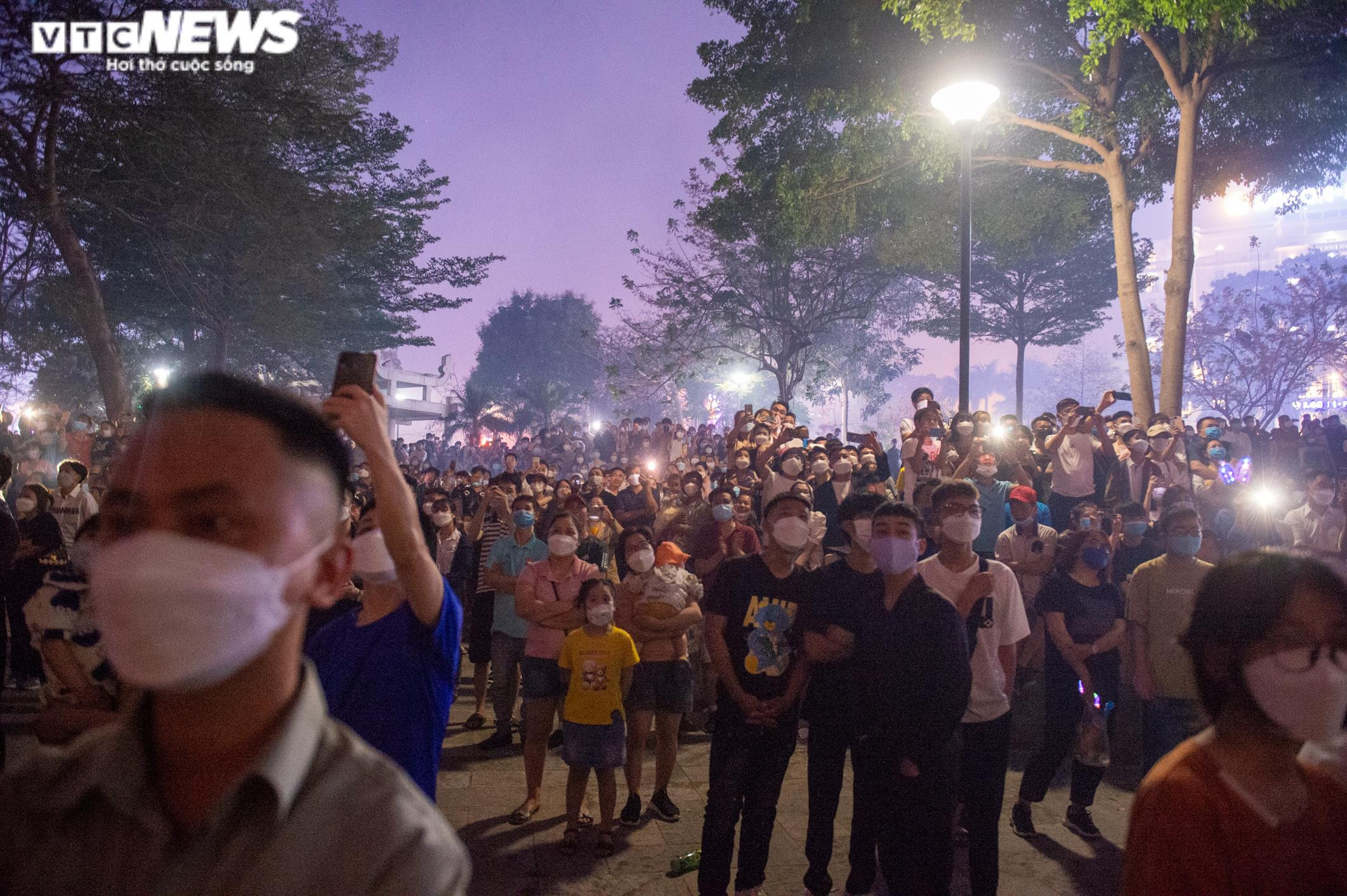 Ảnh: Vạn người đổ về xem pháo hoa, giao thông ở TP Việt Trì tắc nghẽn kéo dài - 7