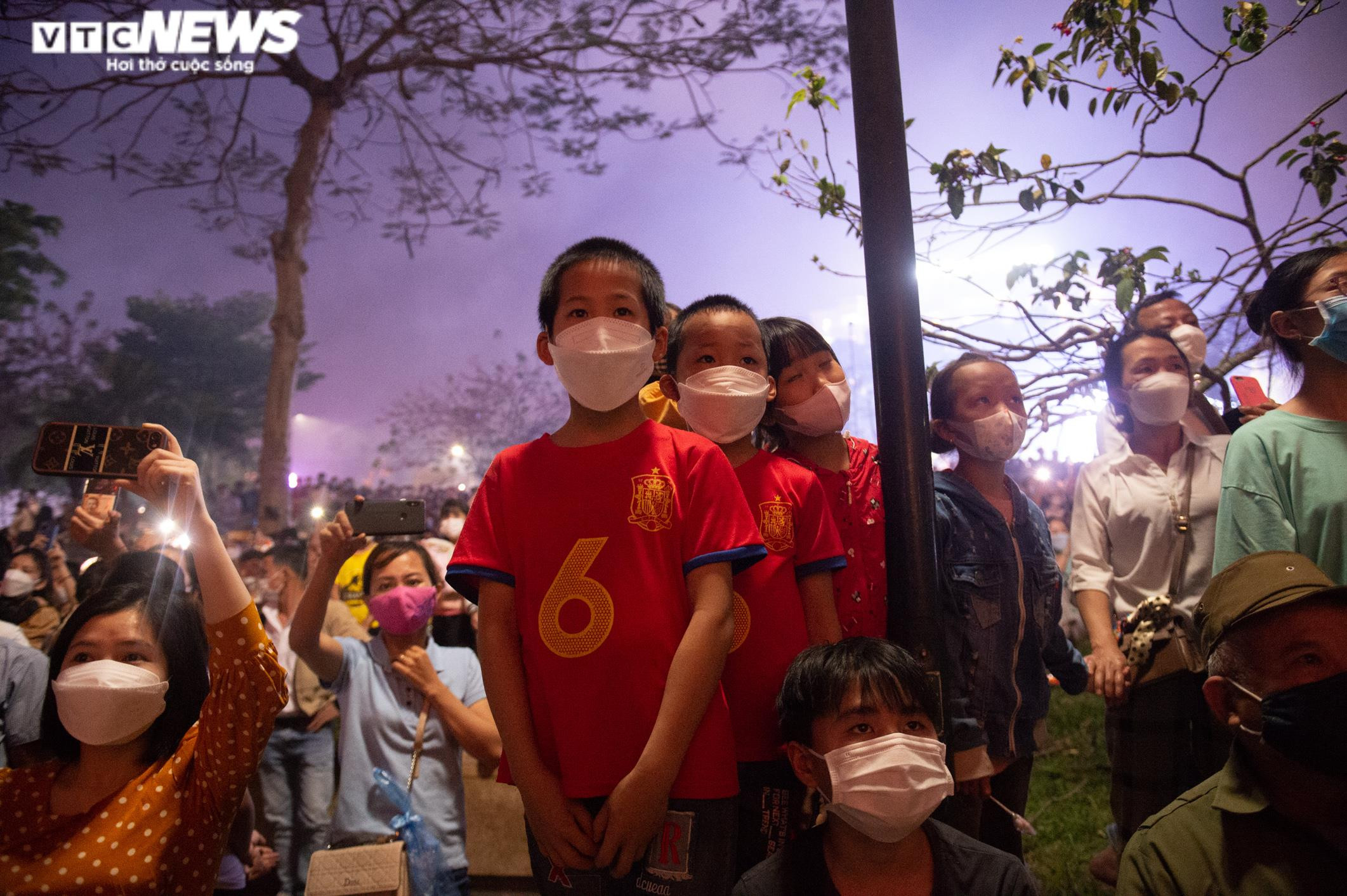 Ảnh: Vạn người đổ về xem pháo hoa, giao thông ở TP Việt Trì tắc nghẽn kéo dài - 9