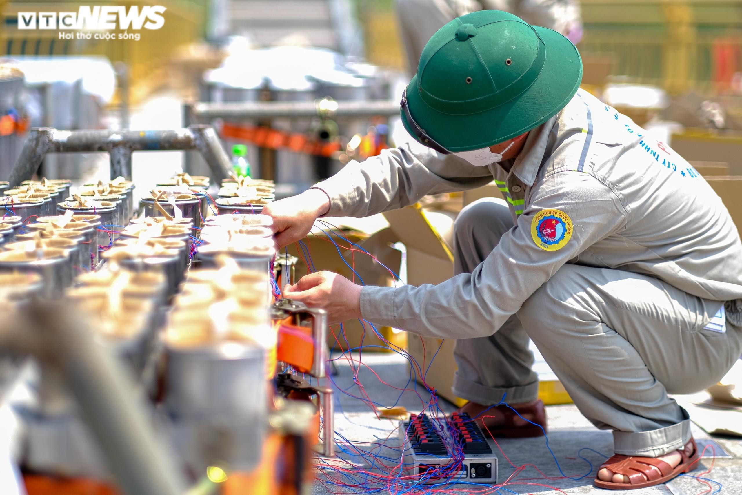 Cận cảnh trận địa pháo hoa tại lễ hội Đền Hùng 2022 trước giờ khai hỏa - 7