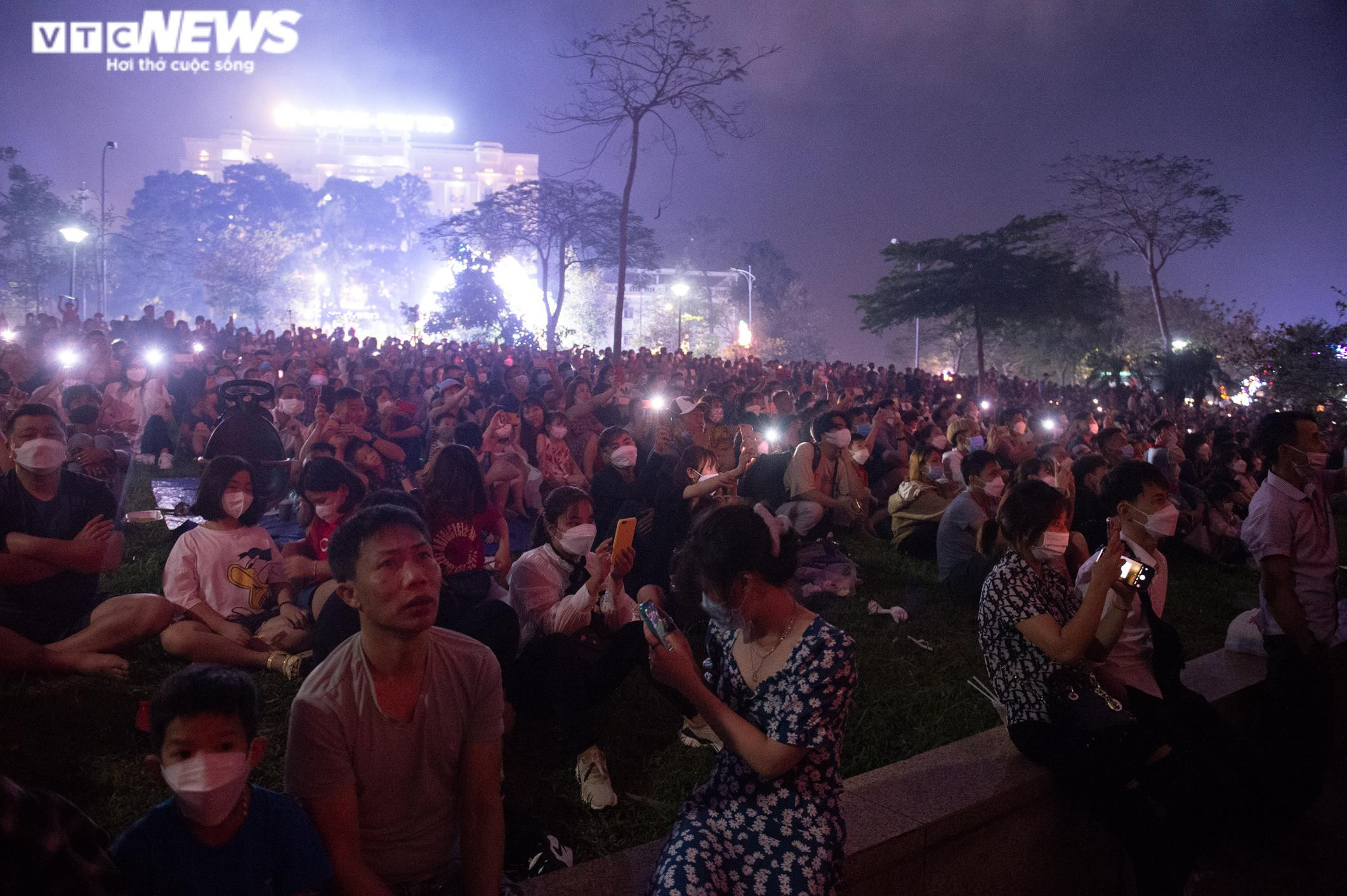 Ảnh: Vạn người đổ về xem pháo hoa, giao thông ở TP Việt Trì tắc nghẽn kéo dài - 8