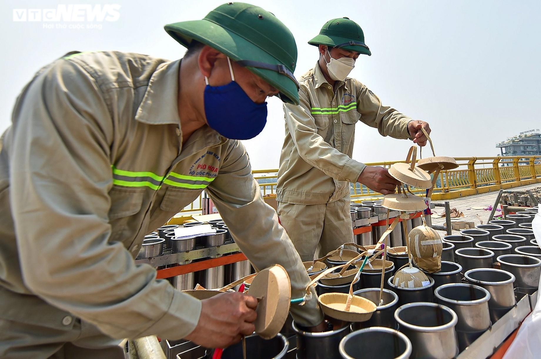 Cận cảnh trận địa pháo hoa tại lễ hội Đền Hùng 2022 trước giờ khai hỏa - 2