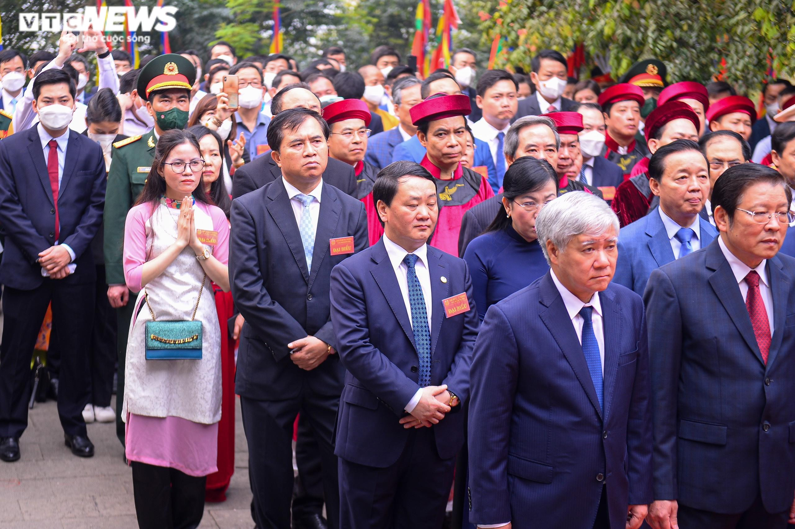 Ảnh: Chủ tịch nước Nguyễn Xuân Phúc dâng hương tưởng nhớ các Vua Hùng - 9