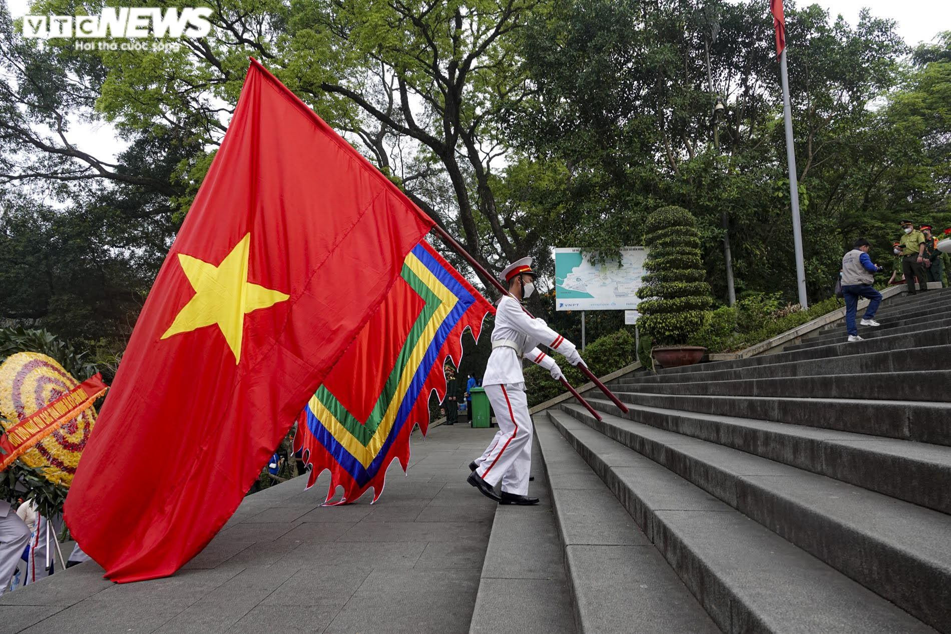 Ảnh: Chủ tịch nước Nguyễn Xuân Phúc dâng hương tưởng nhớ các Vua Hùng - 3