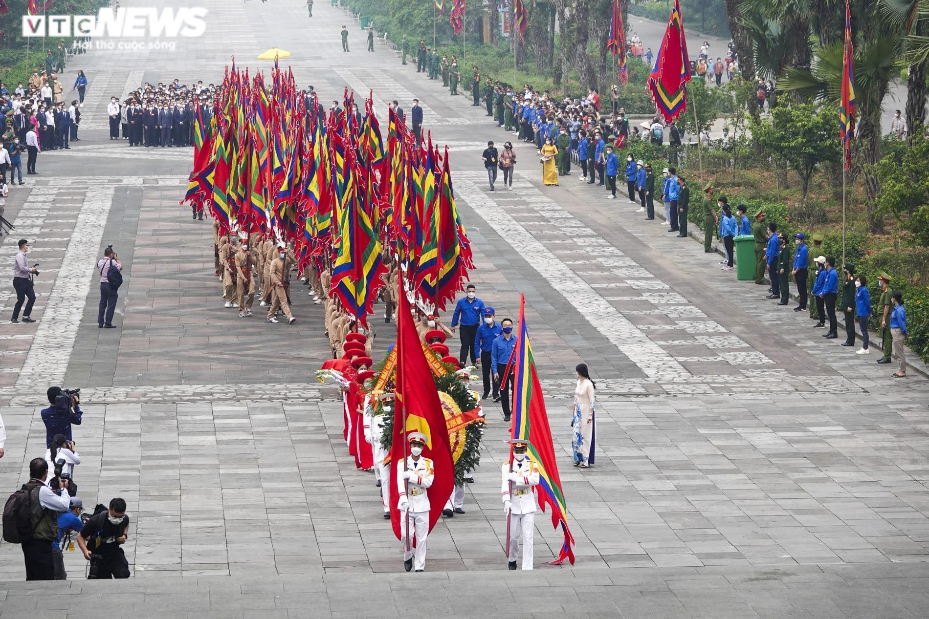 Ảnh: Chủ tịch nước Nguyễn Xuân Phúc dâng hương tưởng nhớ các Vua Hùng - 2