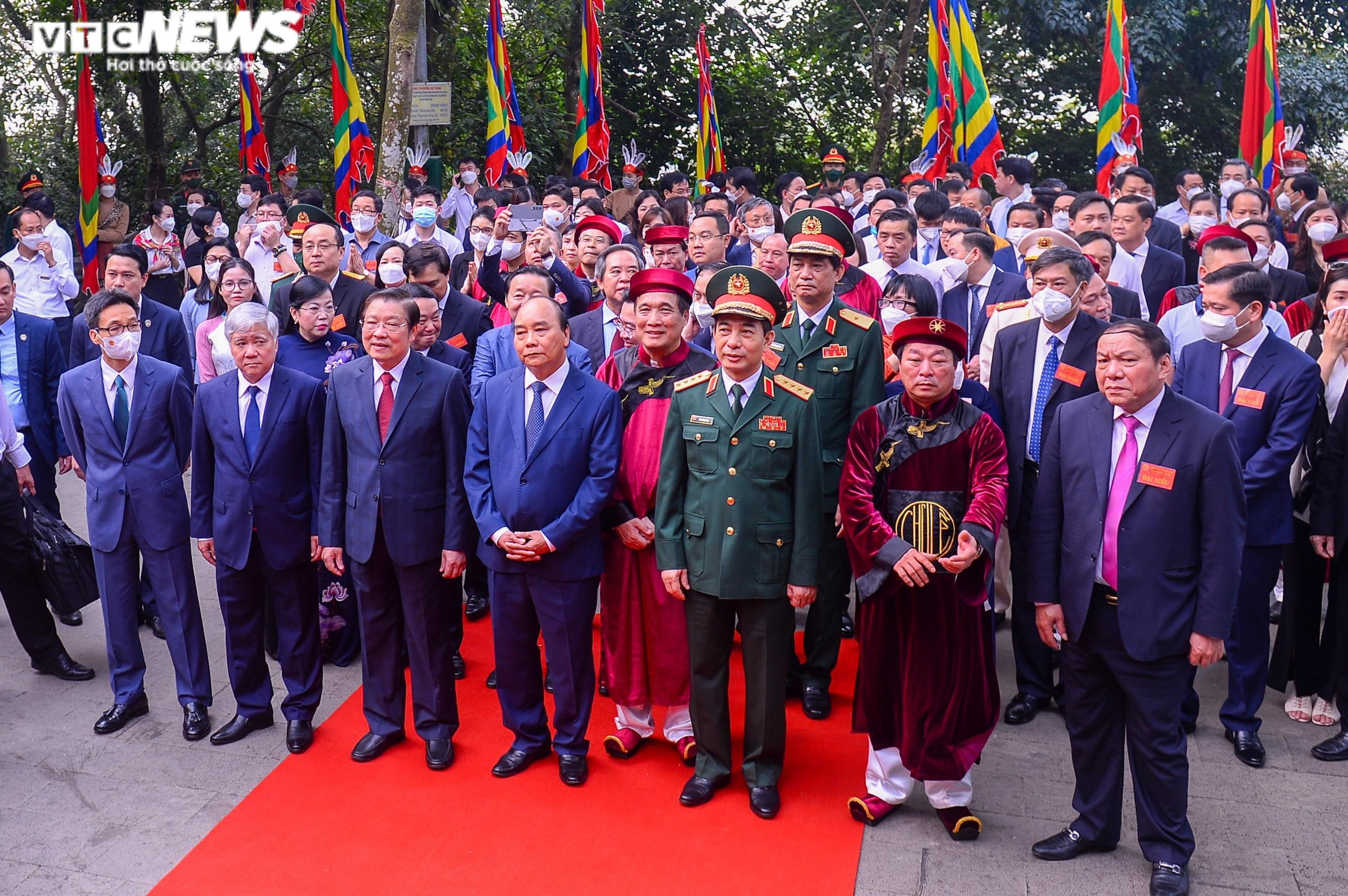 Ảnh: Chủ tịch nước Nguyễn Xuân Phúc dâng hương tưởng nhớ các Vua Hùng - 1