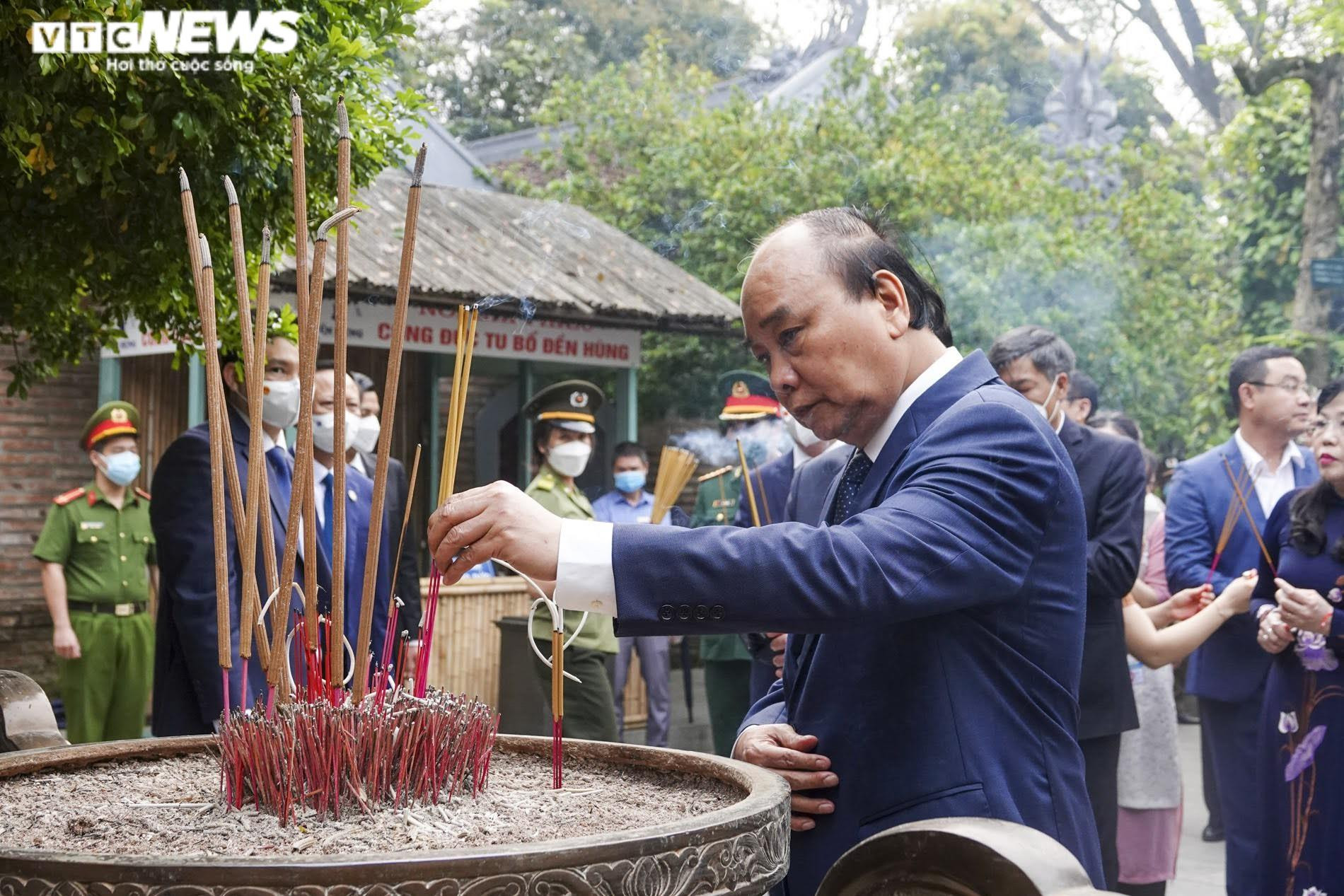 Ảnh: Chủ tịch nước Nguyễn Xuân Phúc dâng hương tưởng nhớ các Vua Hùng - 7
