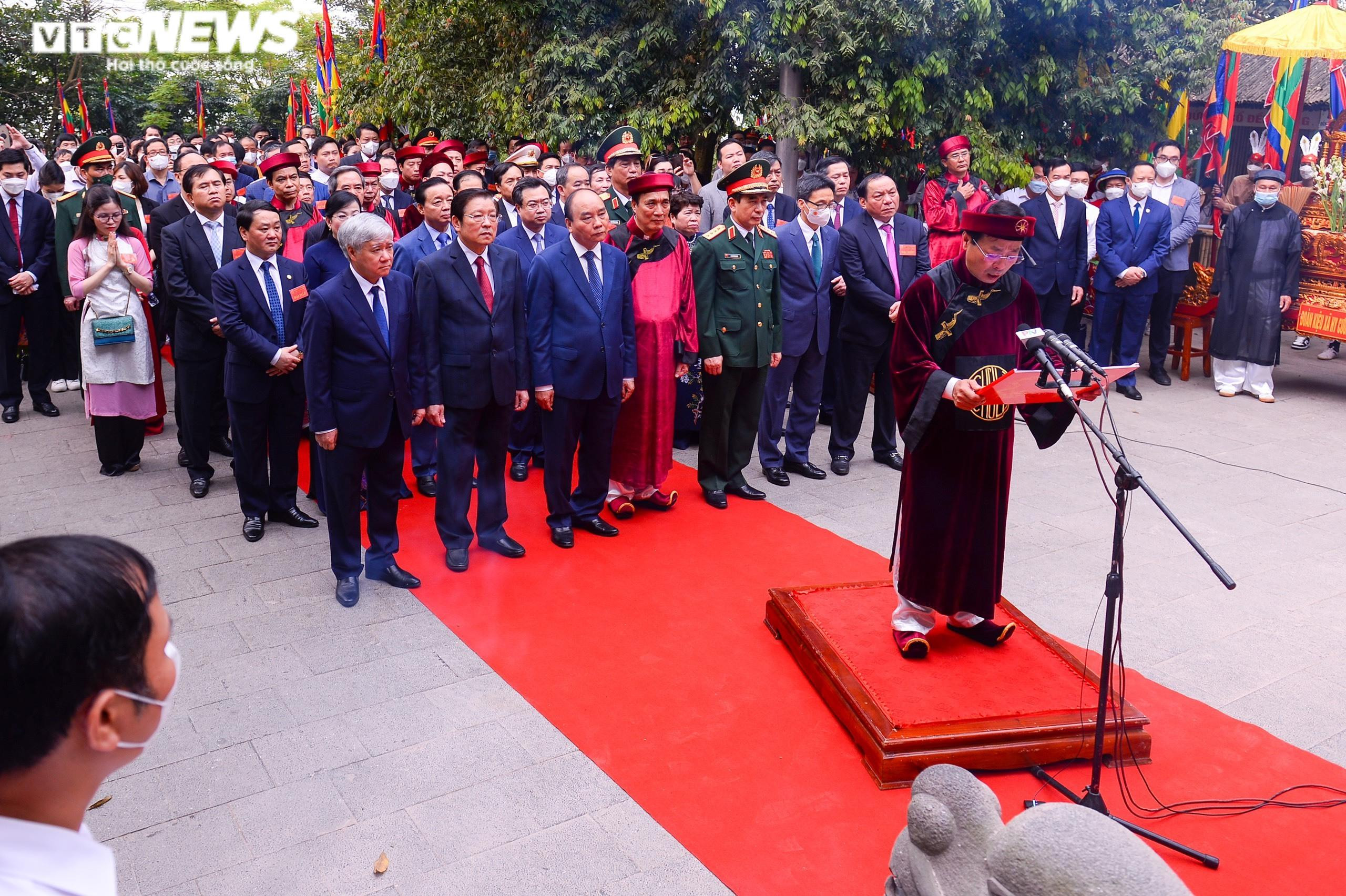 Ảnh: Chủ tịch nước Nguyễn Xuân Phúc dâng hương tưởng nhớ các Vua Hùng - 5