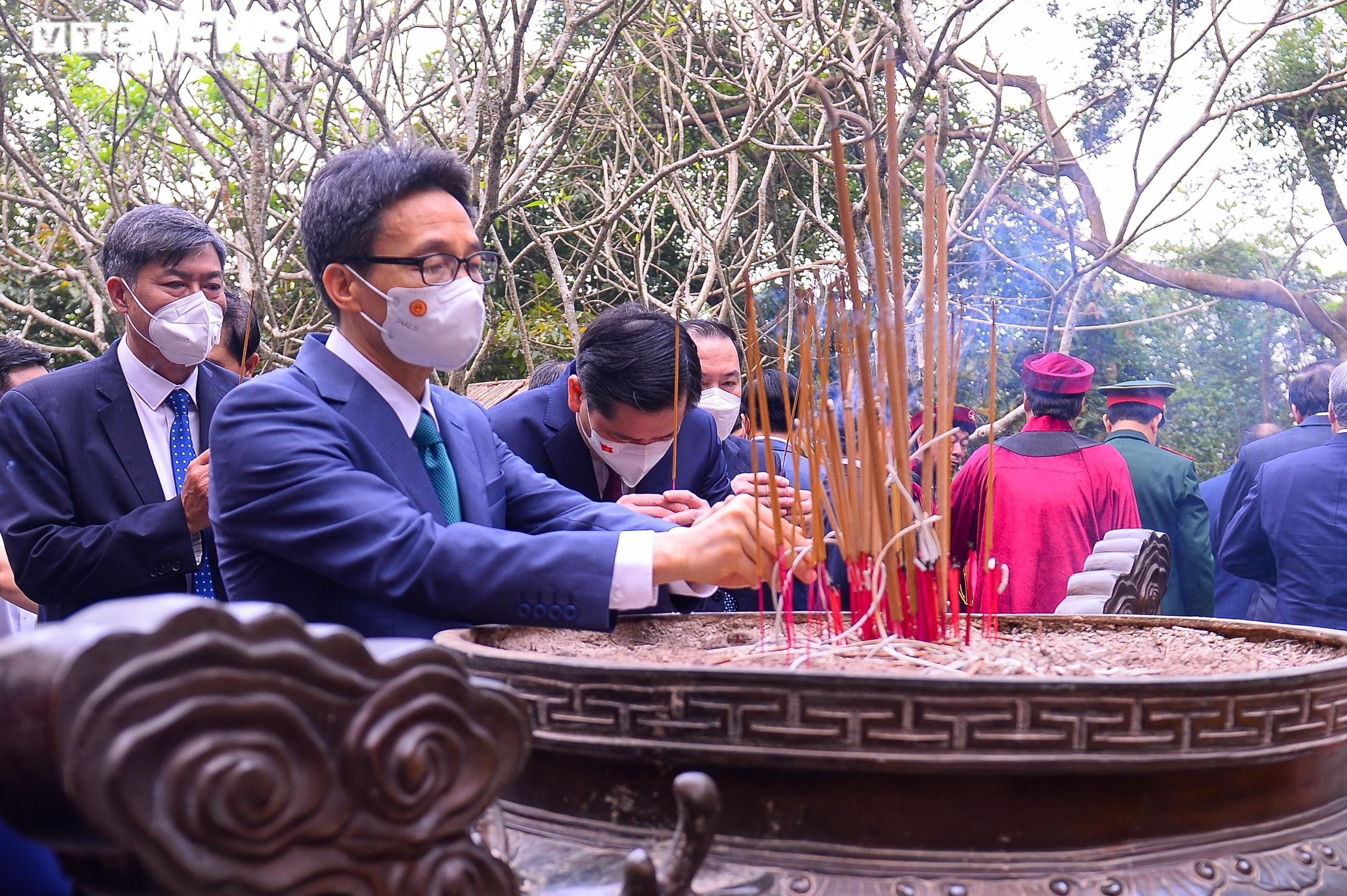 Ảnh: Chủ tịch nước Nguyễn Xuân Phúc dâng hương tưởng nhớ các Vua Hùng - 8