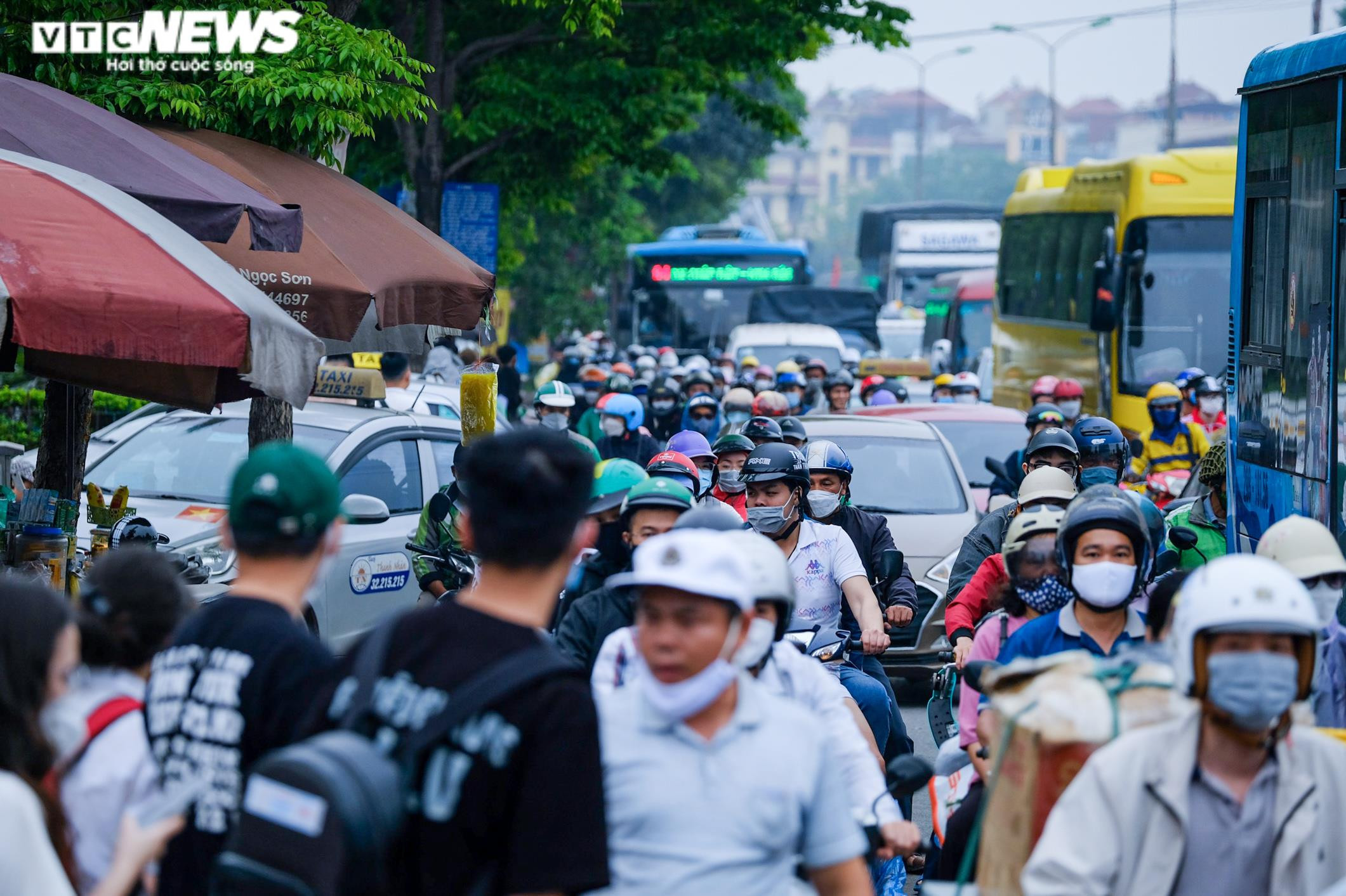 Người dân quay lại Hà Nội sau kỳ nghỉ lễ, cửa ngõ Thủ đô ùn tắc kéo dài - 4