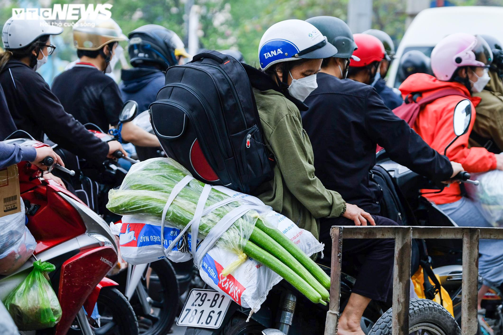 Người dân quay lại Hà Nội sau kỳ nghỉ lễ, cửa ngõ Thủ đô ùn tắc kéo dài - 10