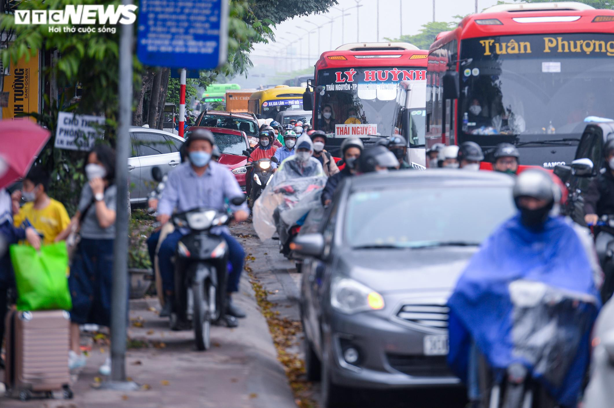 Người dân quay lại Hà Nội sau kỳ nghỉ lễ, cửa ngõ Thủ đô ùn tắc kéo dài - 9