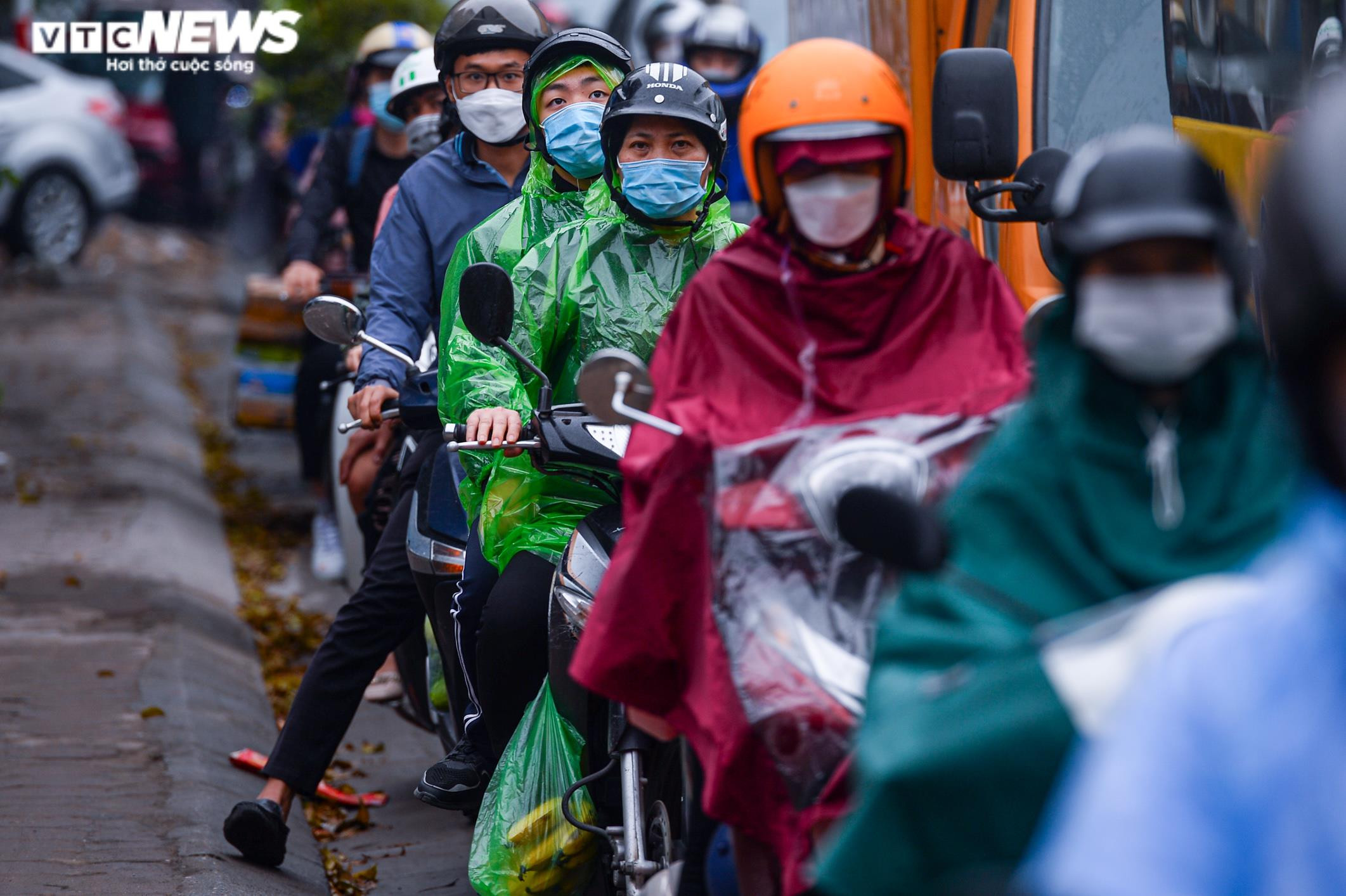 Người dân quay lại Hà Nội sau kỳ nghỉ lễ, cửa ngõ Thủ đô ùn tắc kéo dài - 5