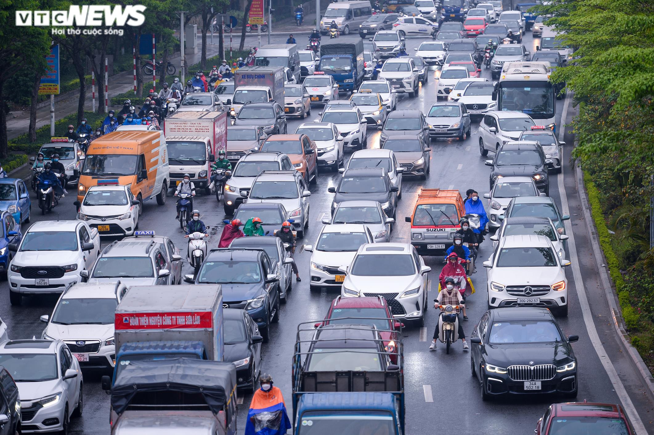 Người dân quay lại Hà Nội sau kỳ nghỉ lễ, cửa ngõ Thủ đô ùn tắc kéo dài - 7