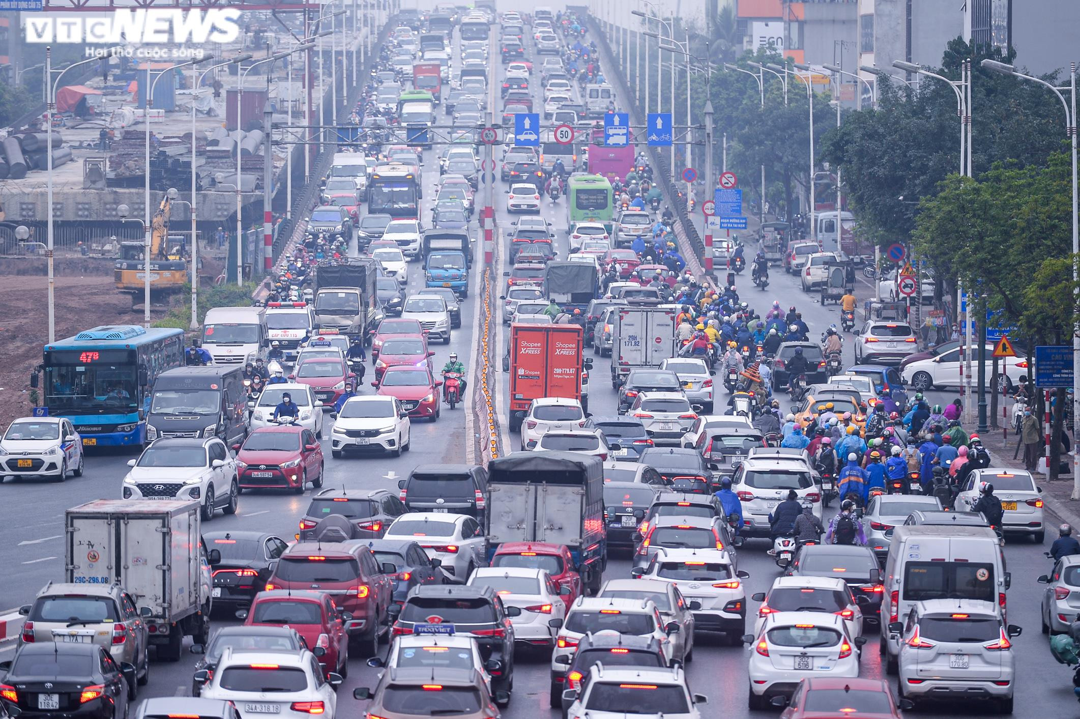 Người dân quay lại Hà Nội sau kỳ nghỉ lễ, cửa ngõ Thủ đô ùn tắc kéo dài - 6