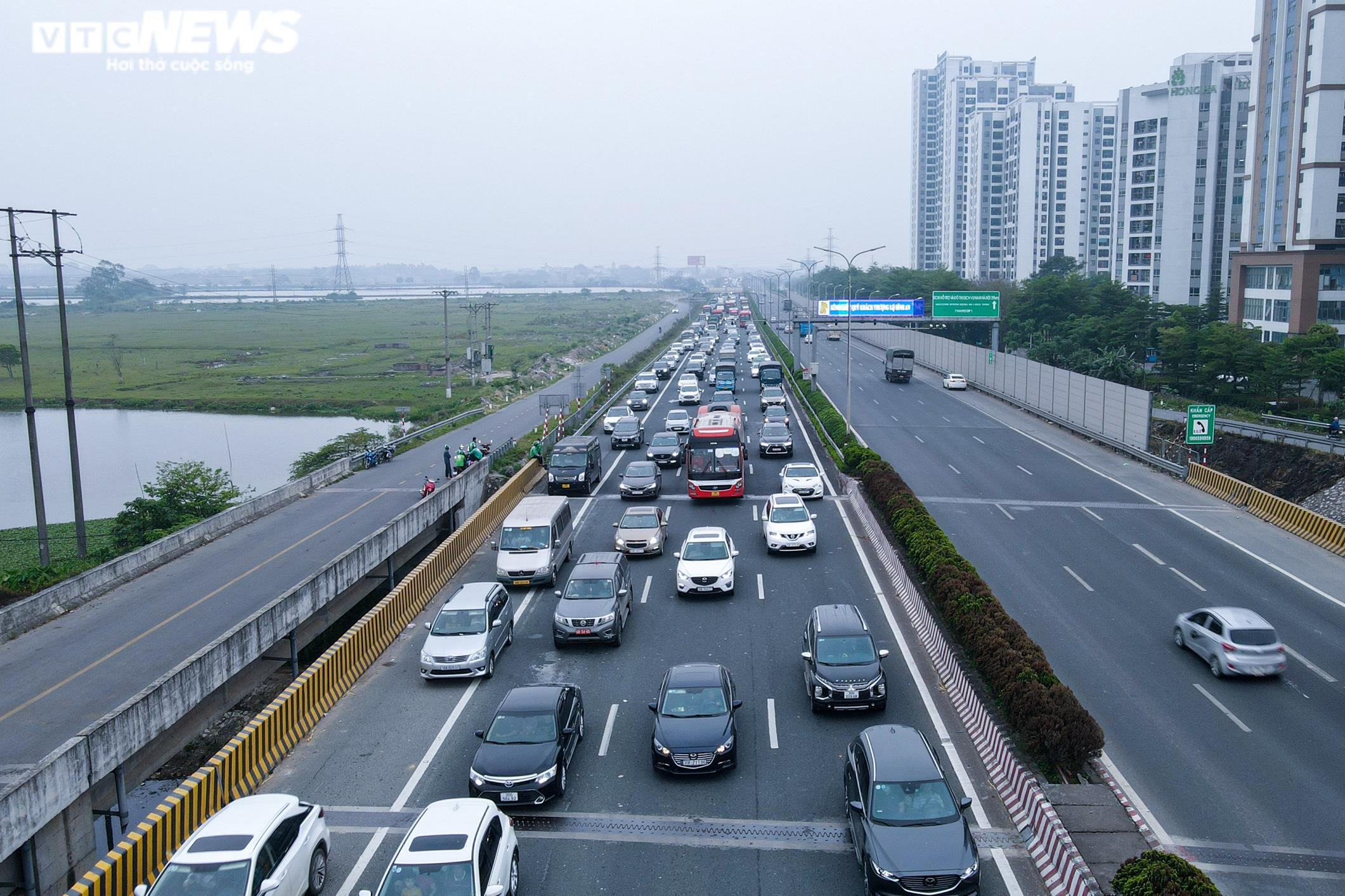 Người dân quay lại Hà Nội sau kỳ nghỉ lễ, cửa ngõ Thủ đô ùn tắc kéo dài - 3