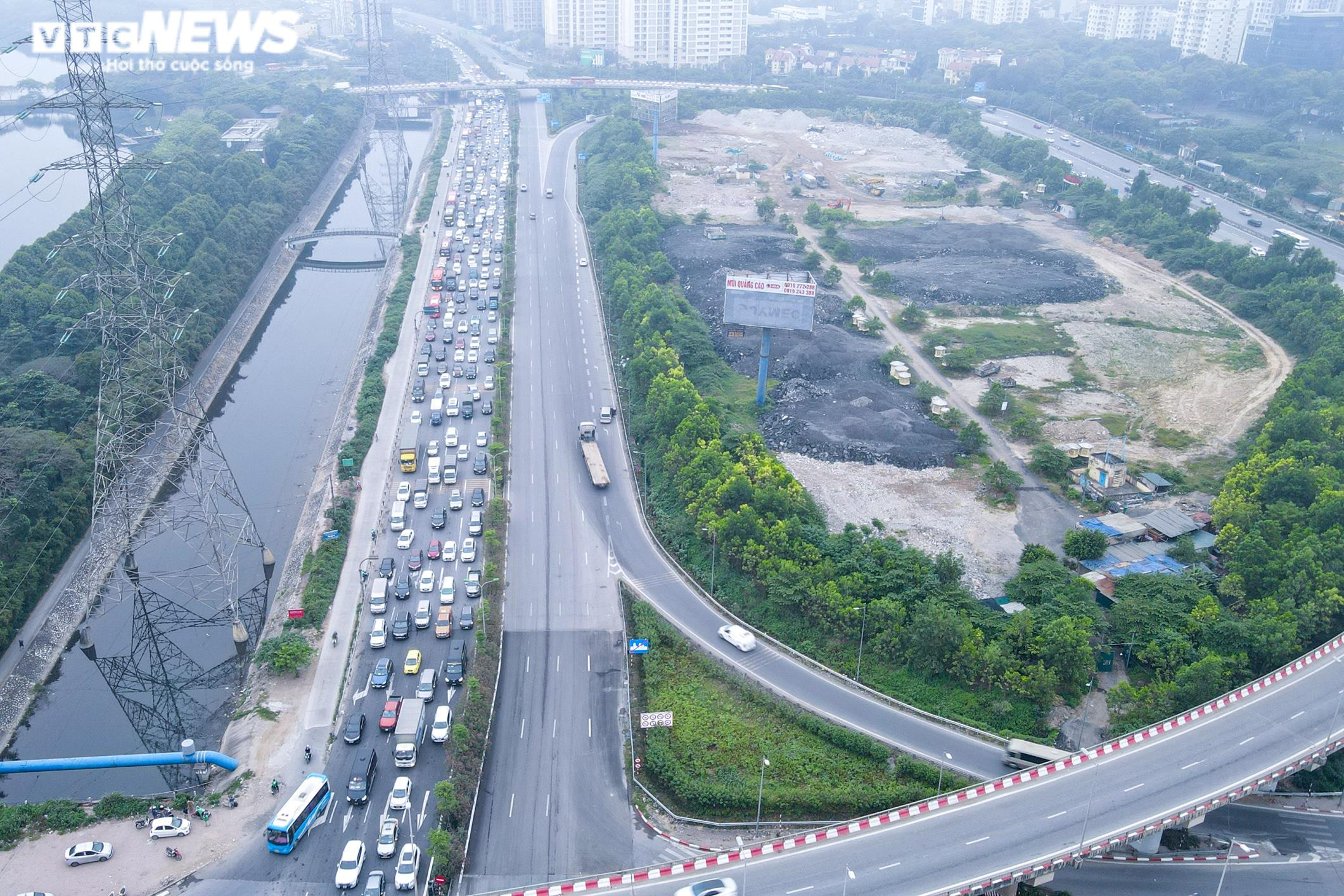 Người dân quay lại Hà Nội sau kỳ nghỉ lễ, cửa ngõ Thủ đô ùn tắc kéo dài - 2