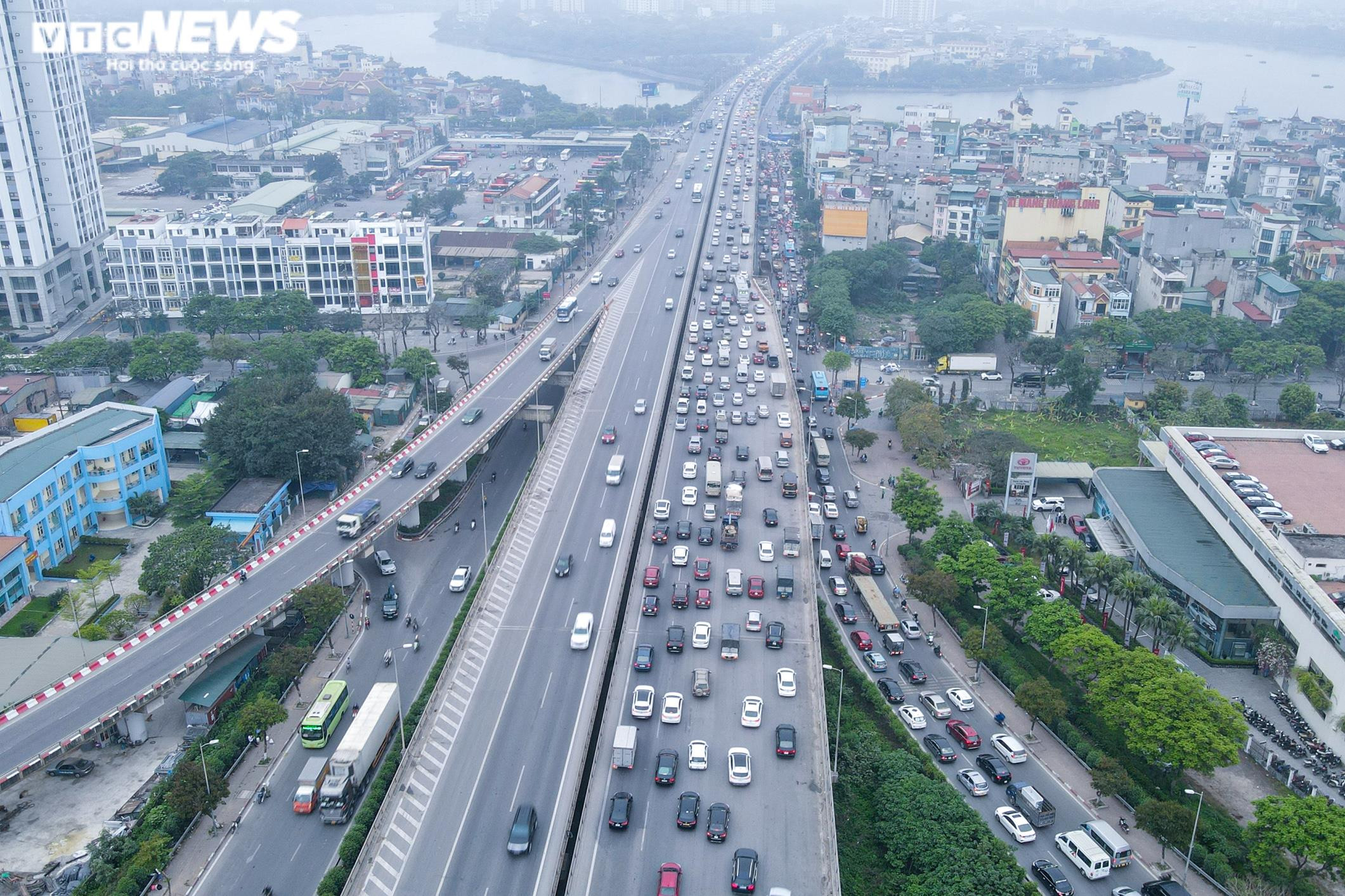 Người dân quay lại Hà Nội sau kỳ nghỉ lễ, cửa ngõ Thủ đô ùn tắc kéo dài - 1