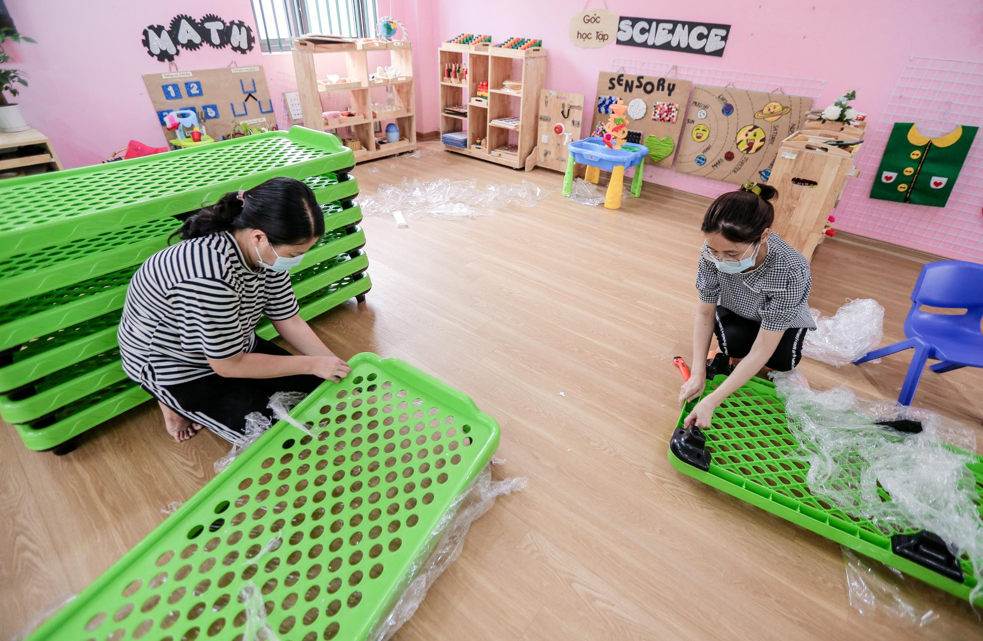 Ảnh: Khẩn trương dọn dẹp vệ sinh đón học sinh mầm non trở lại trường - 5