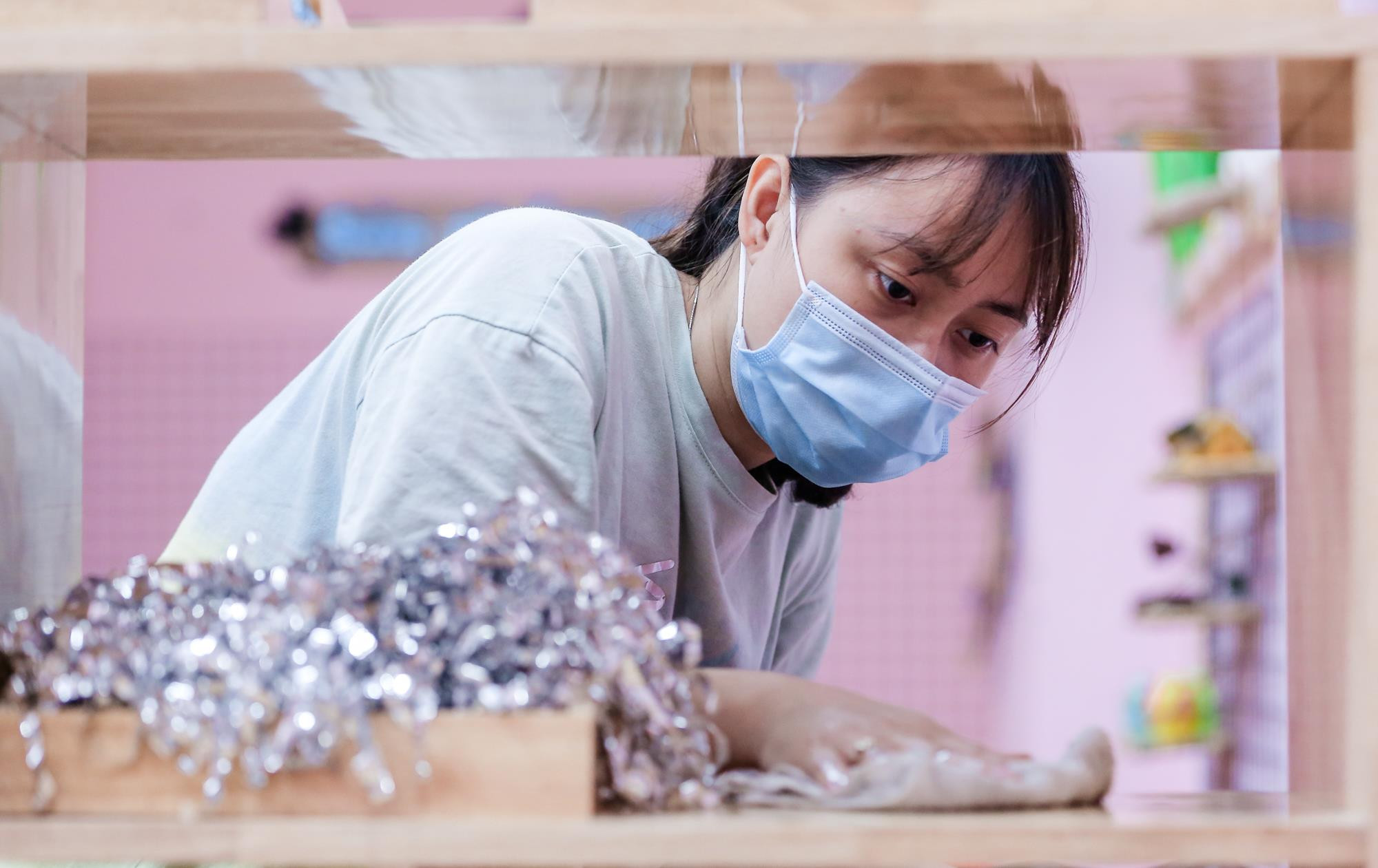 Ảnh: Khẩn trương dọn dẹp vệ sinh đón học sinh mầm non trở lại trường - 8