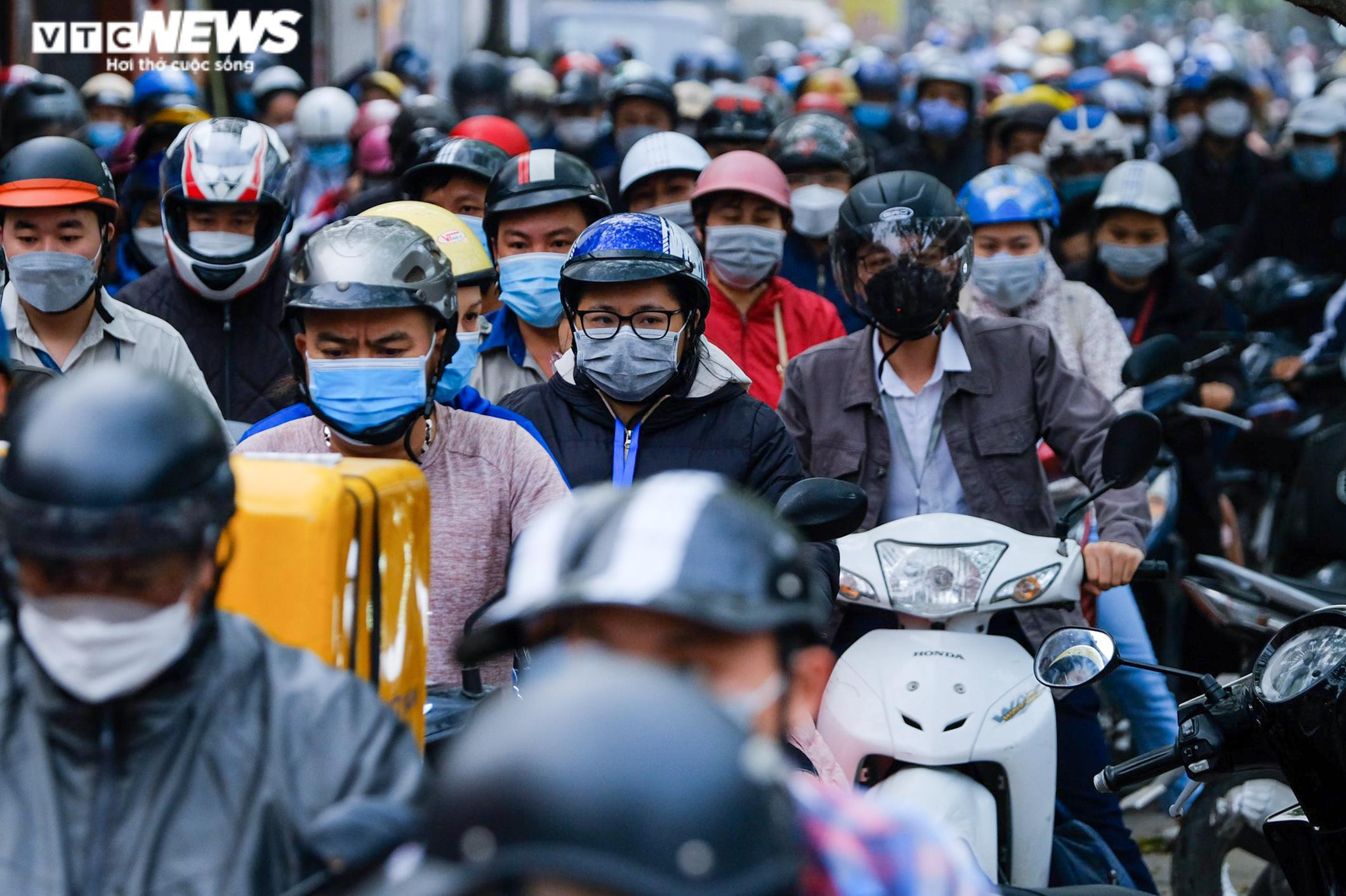 Ngày đầu đi làm sau kỳ nghỉ lễ, xe cộ ken đặc khắp các ngả đường Hà Nội - 10
