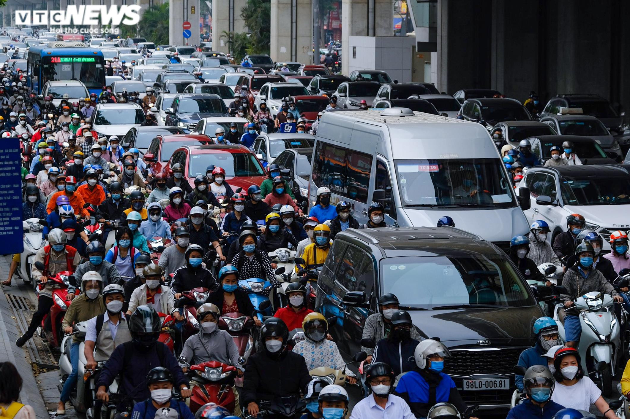 Ngày đầu đi làm sau kỳ nghỉ lễ, xe cộ ken đặc khắp các ngả đường Hà Nội - 2