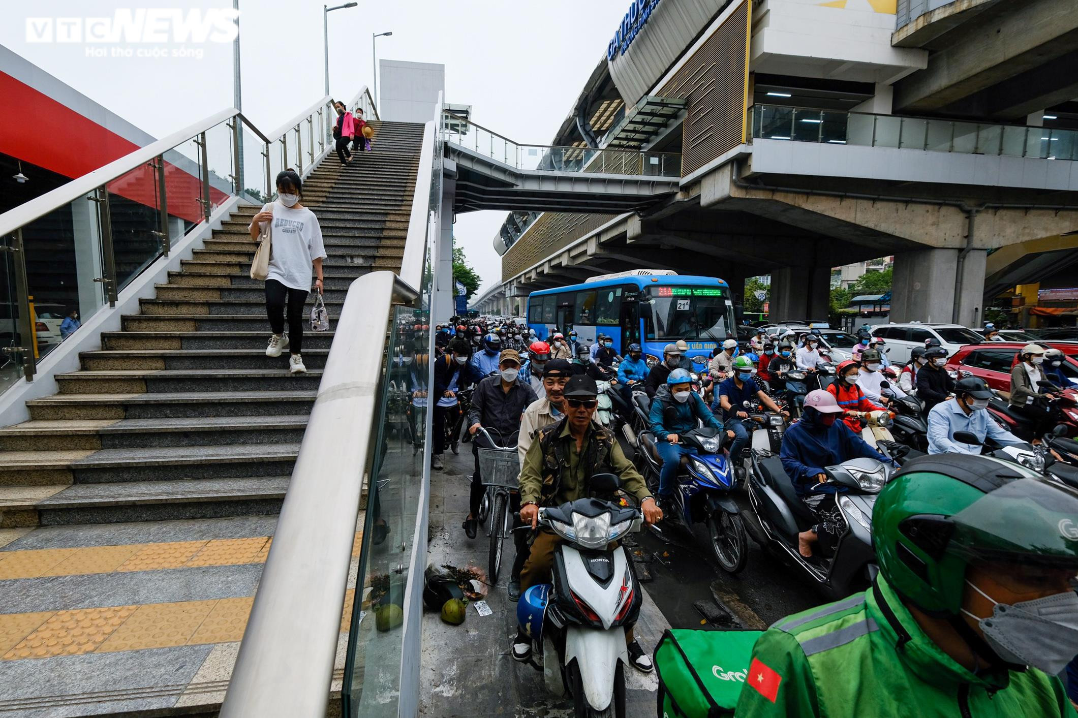 Ngày đầu đi làm sau kỳ nghỉ lễ, xe cộ ken đặc khắp các ngả đường Hà Nội - 4