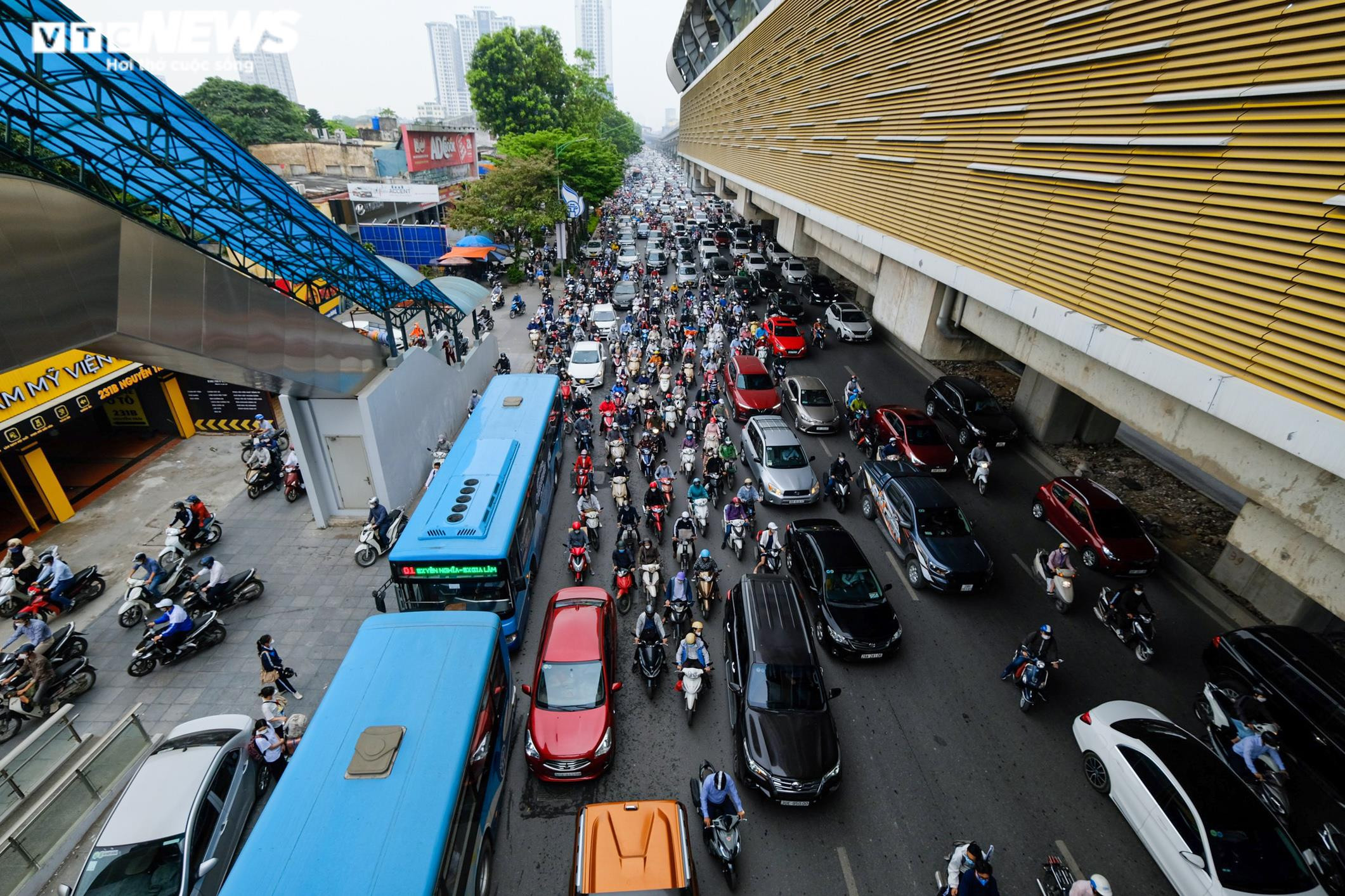Ngày đầu đi làm sau kỳ nghỉ lễ, xe cộ ken đặc khắp các ngả đường Hà Nội - 8