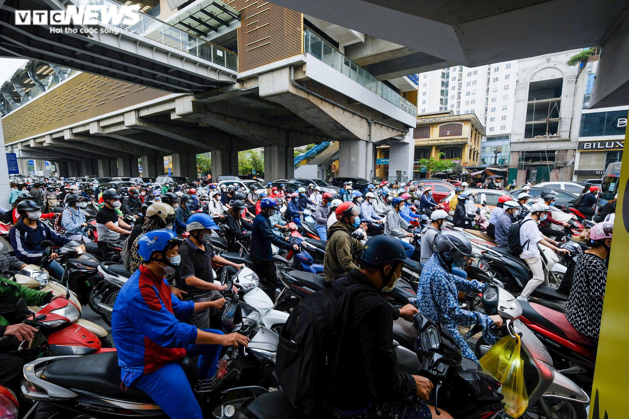Ngày đầu đi làm sau kỳ nghỉ lễ, xe cộ ken đặc khắp các ngả đường Hà Nội - 9