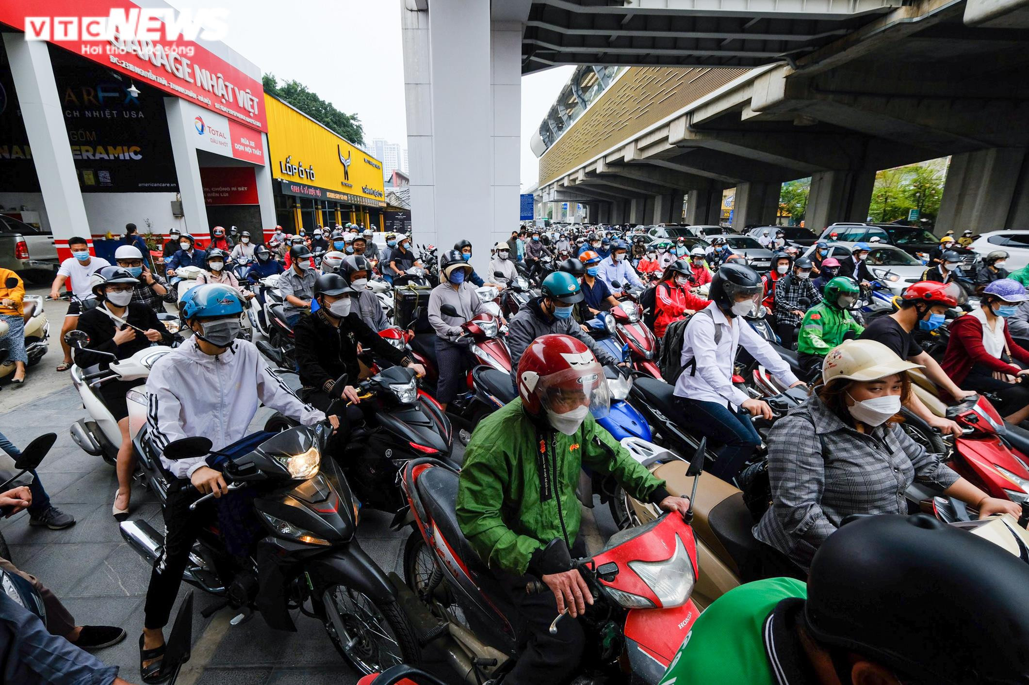 Ngày đầu đi làm sau kỳ nghỉ lễ, xe cộ ken đặc khắp các ngả đường Hà Nội - 7