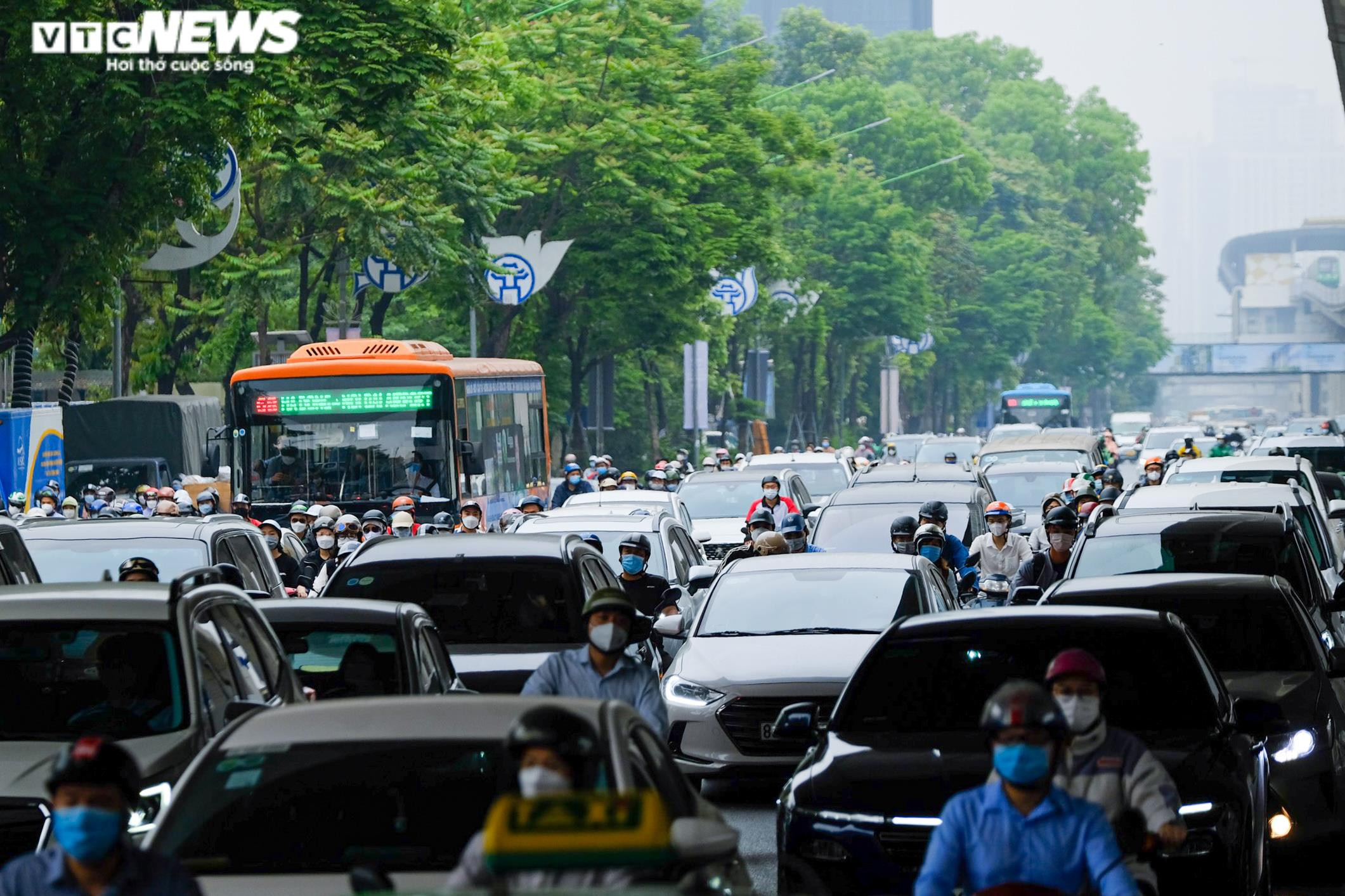 Ngày đầu đi làm sau kỳ nghỉ lễ, xe cộ ken đặc khắp các ngả đường Hà Nội - 12