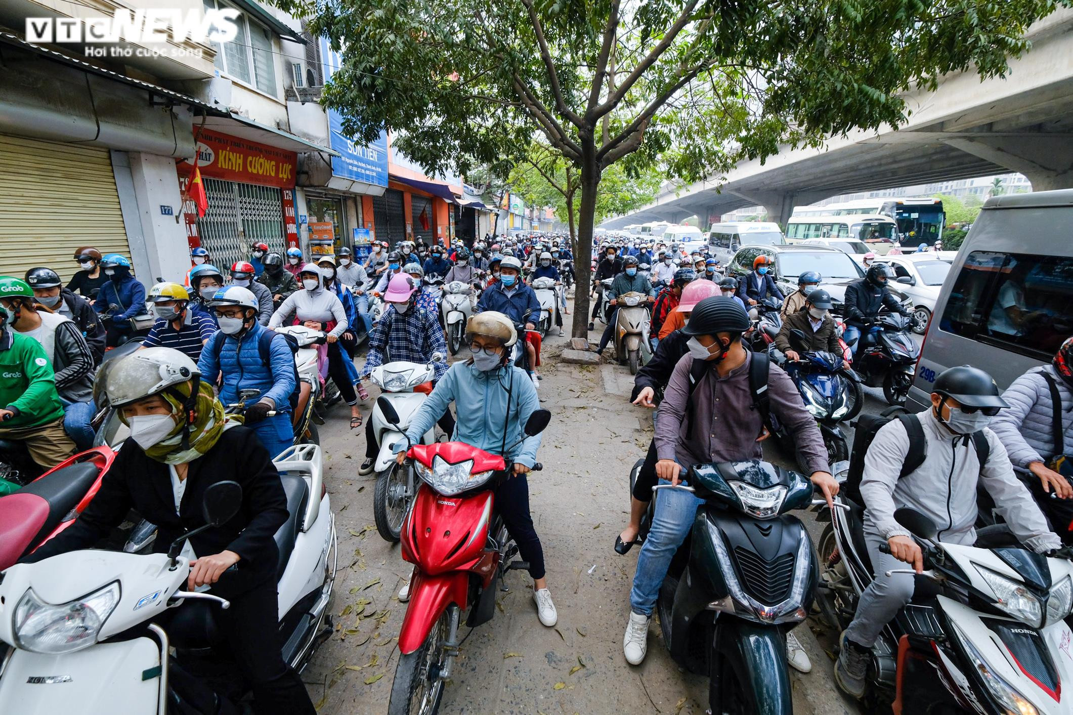 Ngày đầu đi làm sau kỳ nghỉ lễ, xe cộ ken đặc khắp các ngả đường Hà Nội - 6