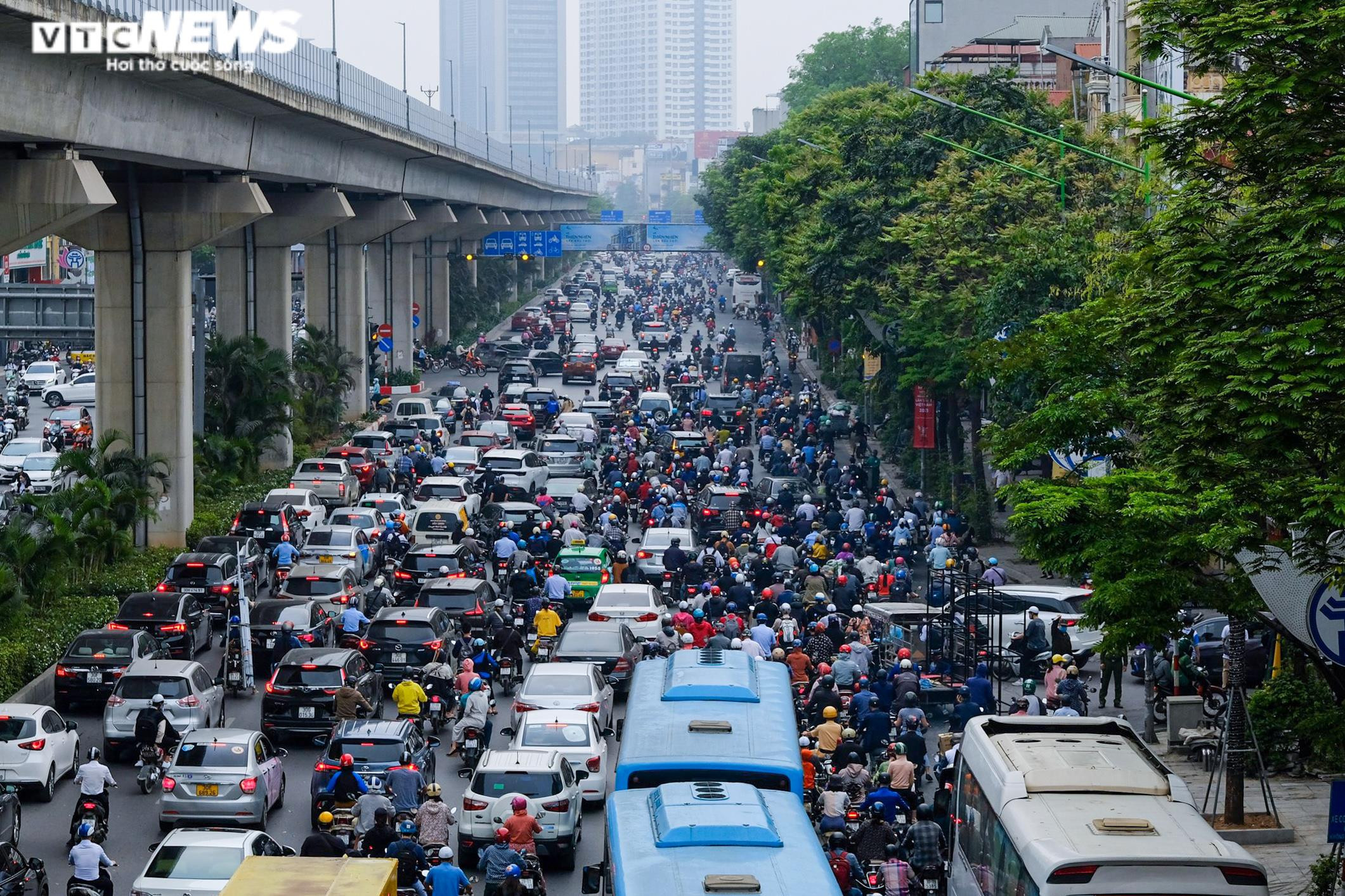 Ngày đầu đi làm sau kỳ nghỉ lễ, xe cộ ken đặc khắp các ngả đường Hà Nội - 3