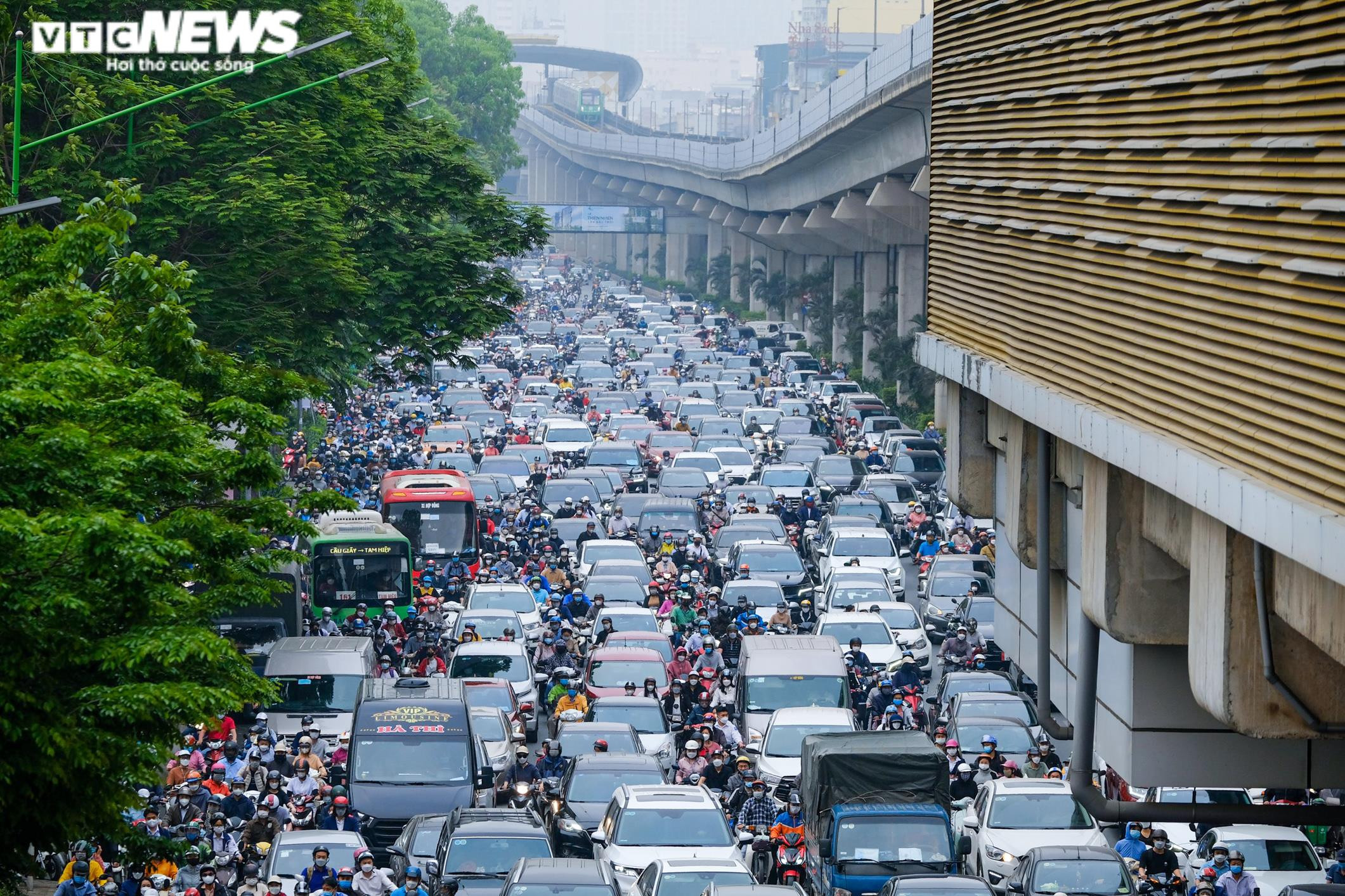 Ngày đầu đi làm sau kỳ nghỉ lễ, xe cộ ken đặc khắp các ngả đường Hà Nội - 1