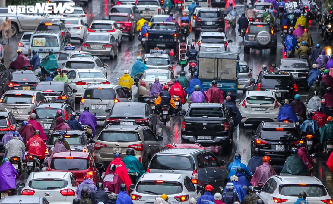 Ảnh: Dòng xe nhích từng chút dưới trời mưa rét ở Hà Nội sáng đầu tuần - 1