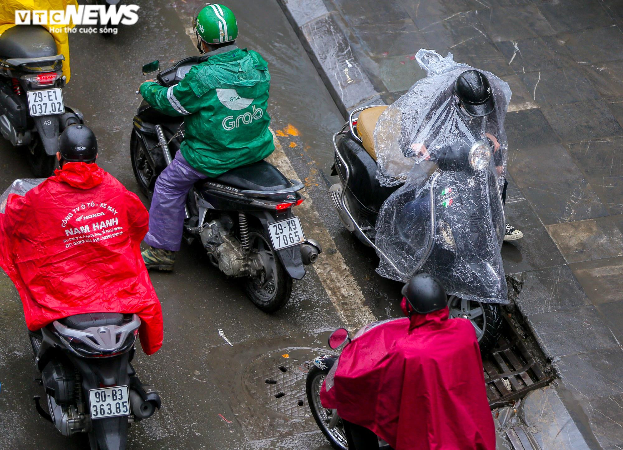 Ảnh: Dòng xe nhích từng chút dưới trời mưa rét ở Hà Nội sáng đầu tuần - 10