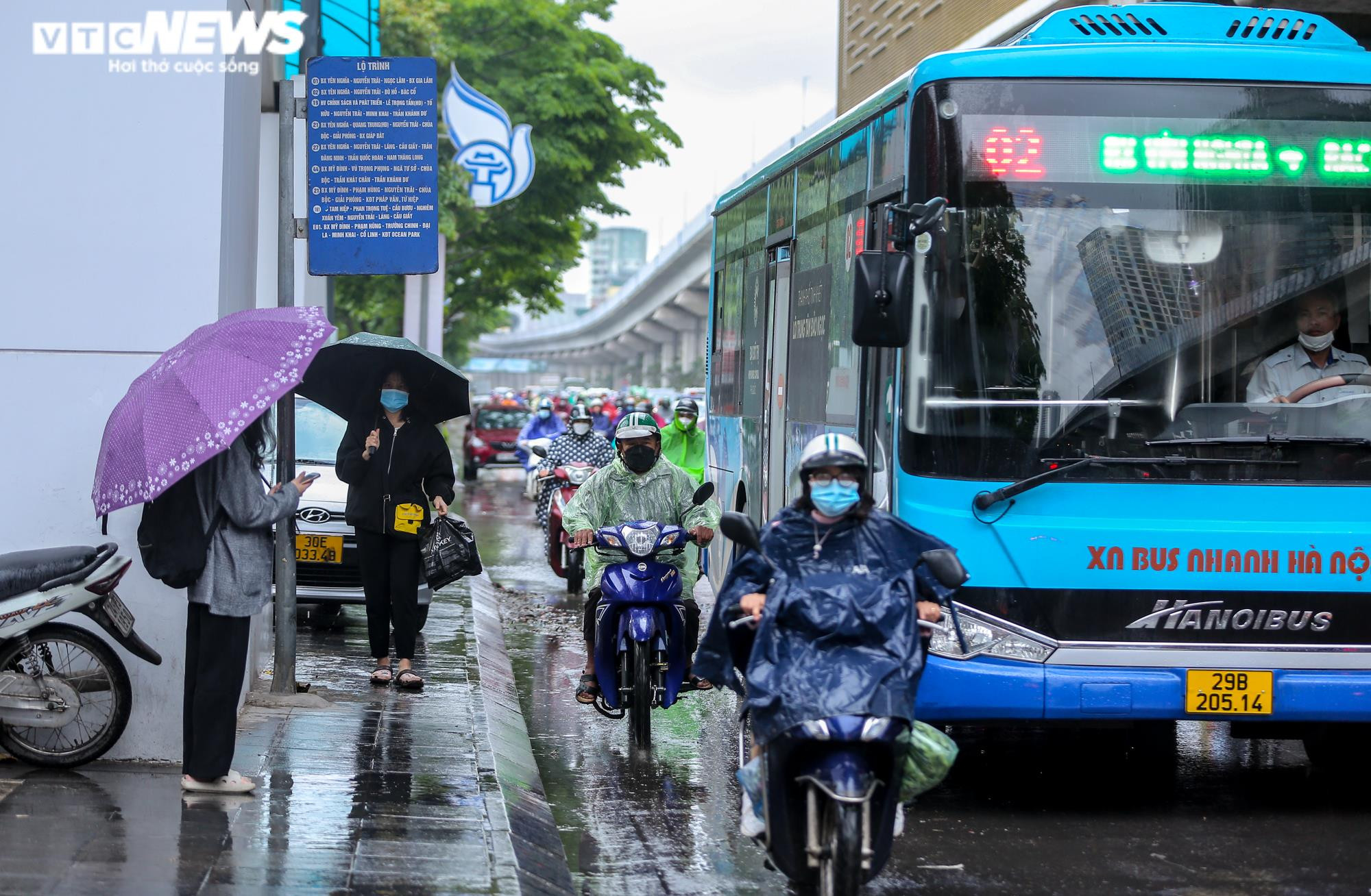 Ảnh: Dòng xe nhích từng chút dưới trời mưa rét ở Hà Nội sáng đầu tuần - 11