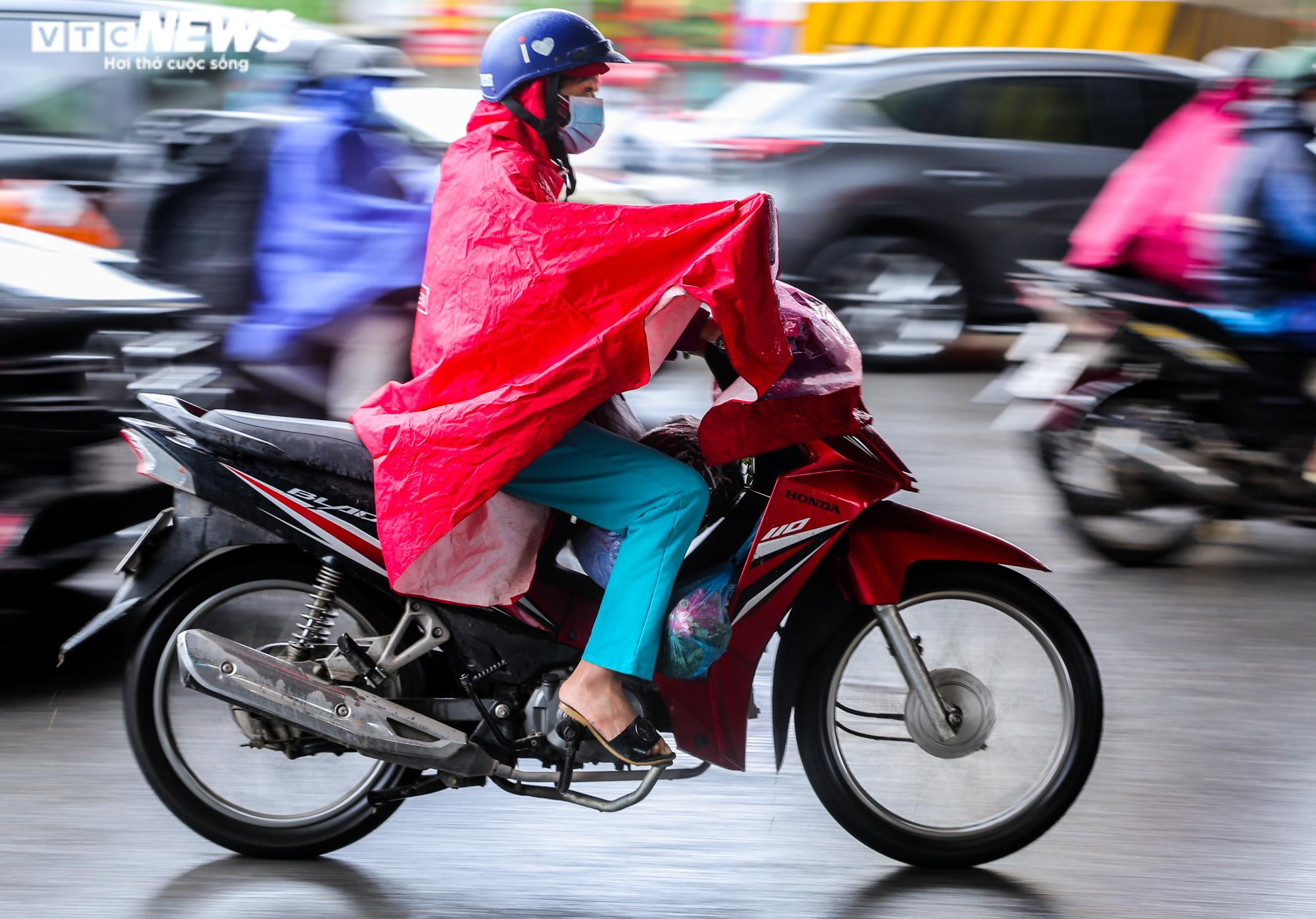 Ảnh: Dòng xe nhích từng chút dưới trời mưa rét ở Hà Nội sáng đầu tuần - 14