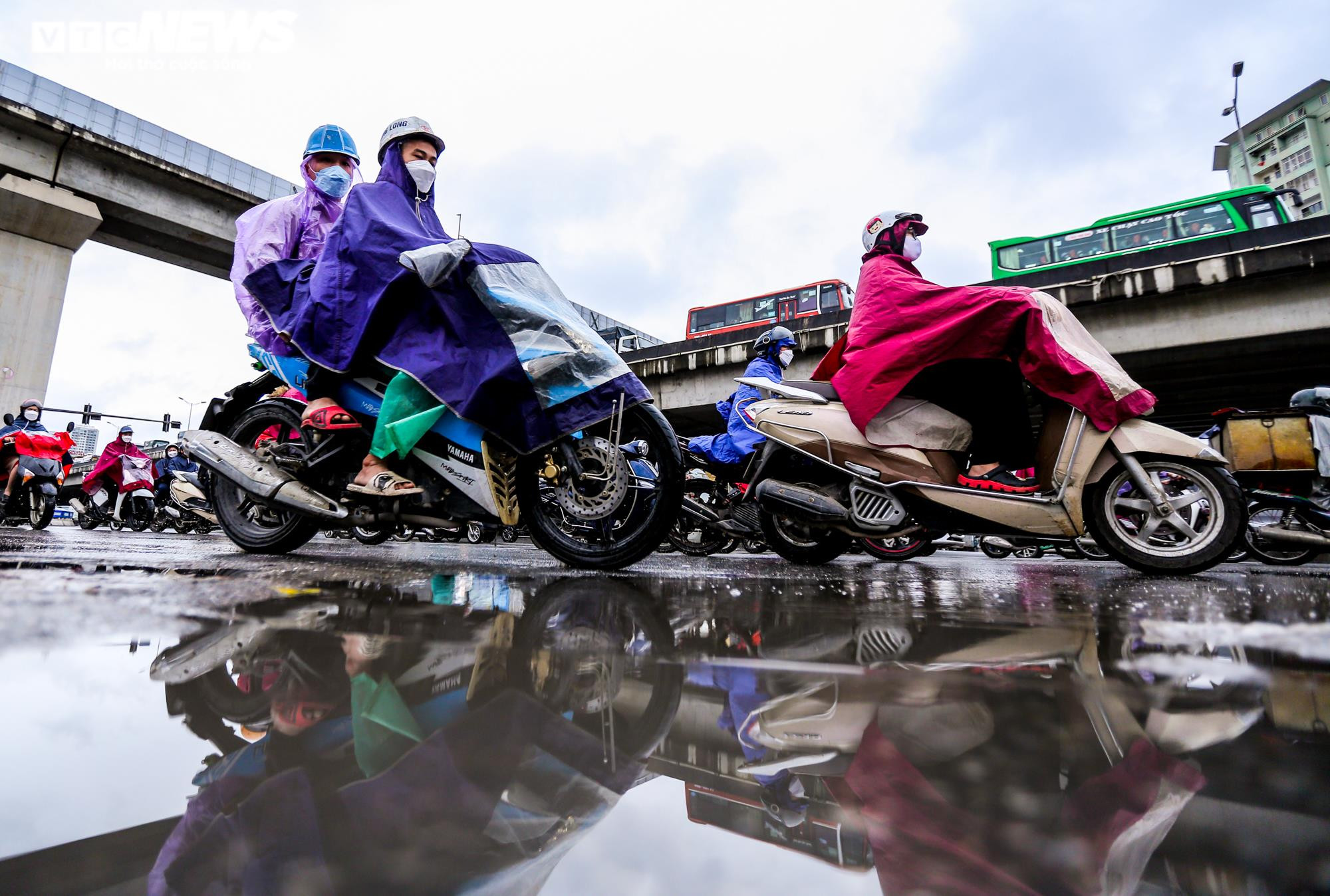 Ảnh: Dòng xe nhích từng chút dưới trời mưa rét ở Hà Nội sáng đầu tuần - 13