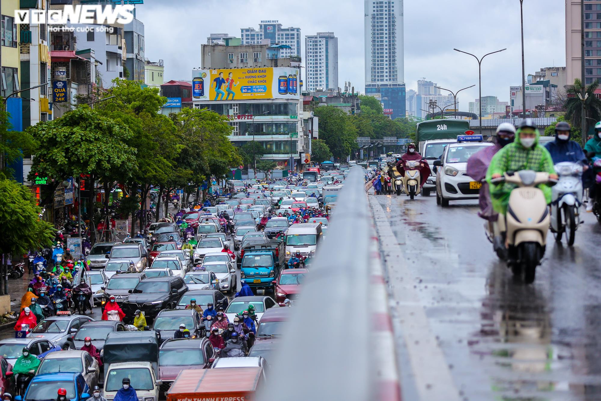 Ảnh: Dòng xe nhích từng chút dưới trời mưa rét ở Hà Nội sáng đầu tuần - 2