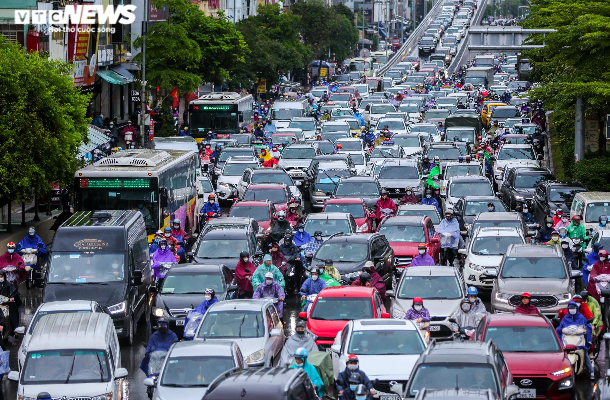 Ảnh: Dòng xe nhích từng chút dưới trời mưa rét ở Hà Nội sáng đầu tuần - 4