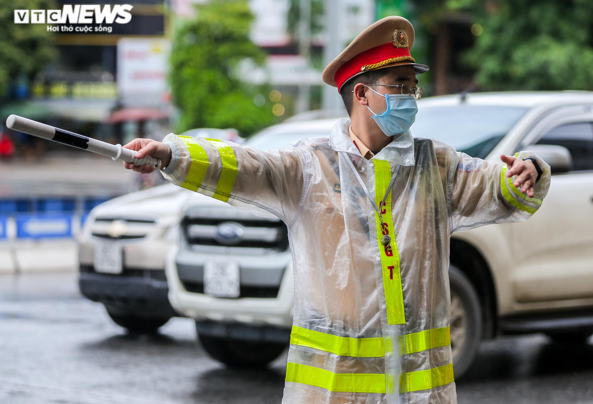 Ảnh: Dòng xe nhích từng chút dưới trời mưa rét ở Hà Nội sáng đầu tuần - 6