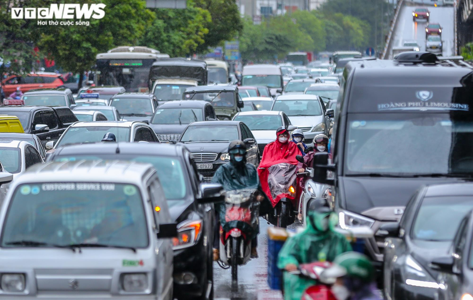 Ảnh: Dòng xe nhích từng chút dưới trời mưa rét ở Hà Nội sáng đầu tuần - 5