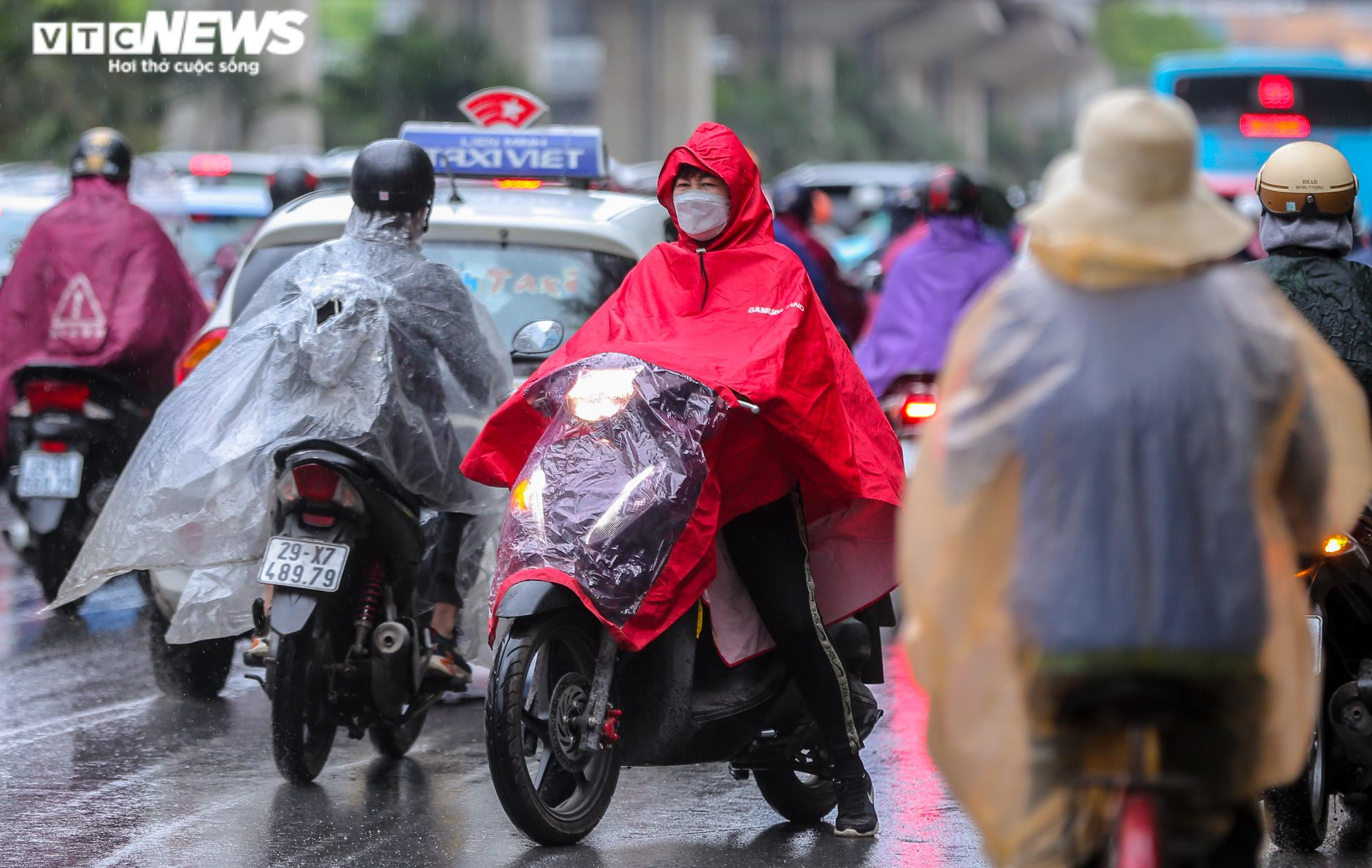 Ảnh: Dòng xe nhích từng chút dưới trời mưa rét ở Hà Nội sáng đầu tuần - 7